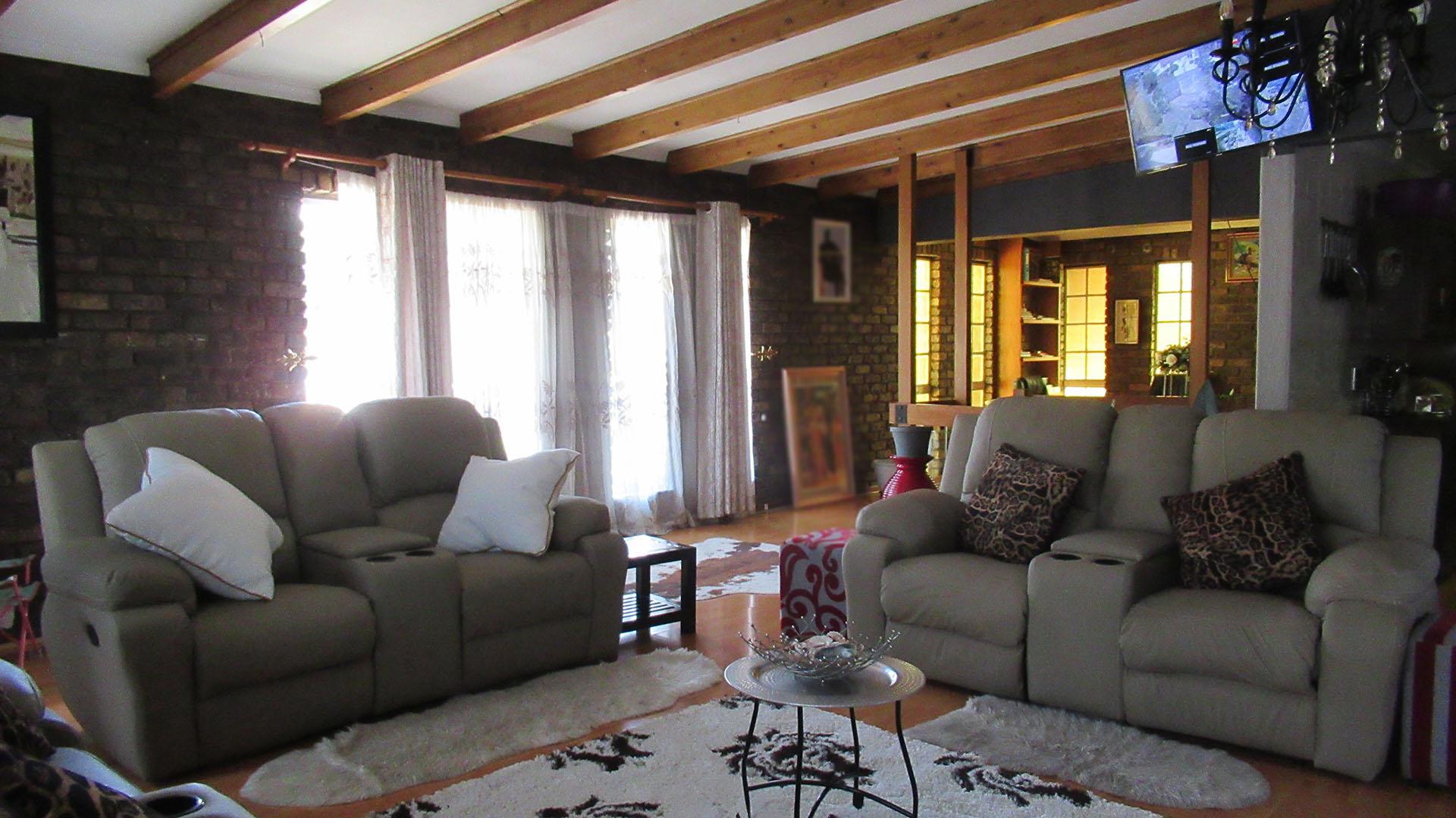 Lounges - 152 square meters of property in Oakdene