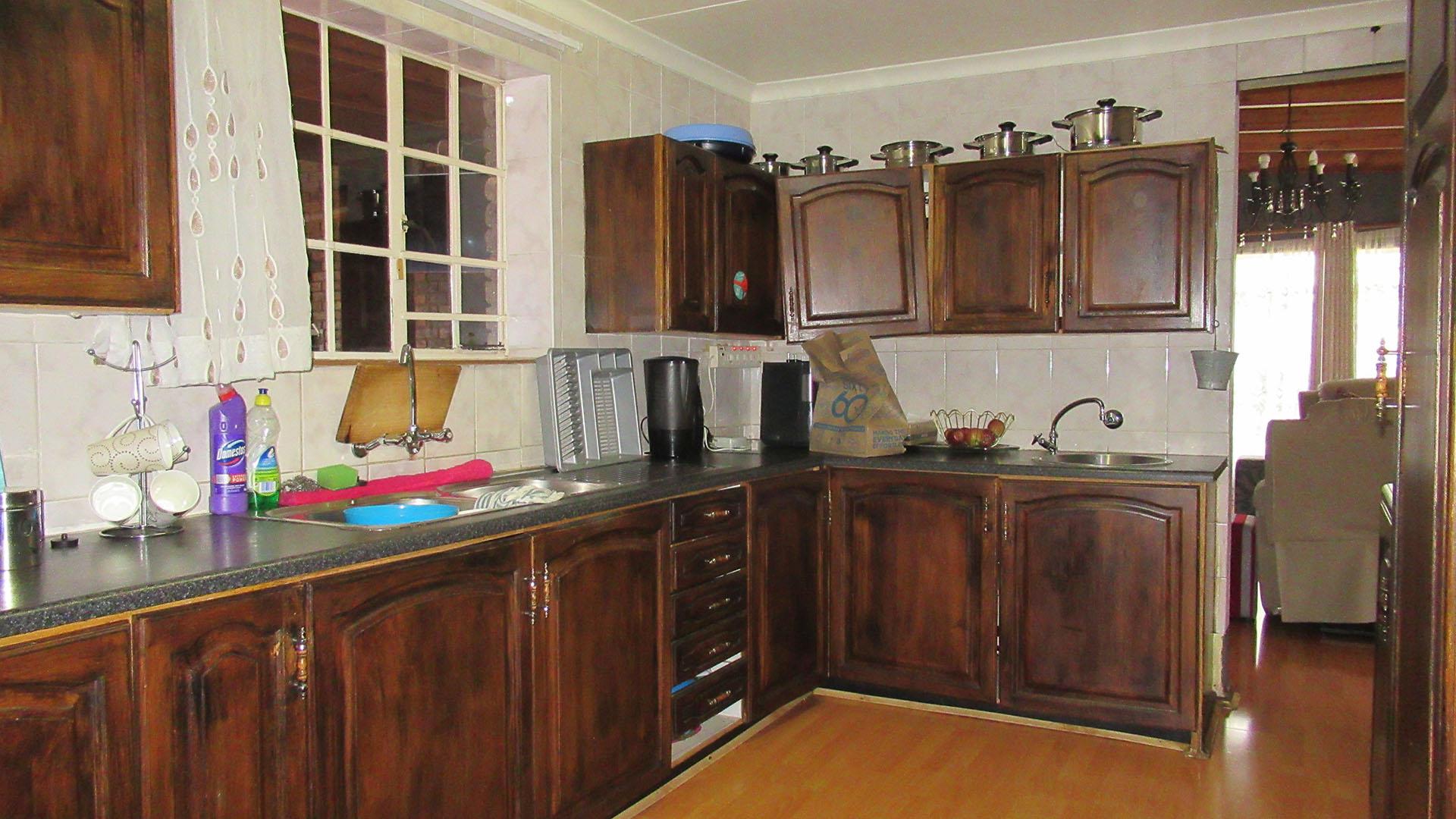 Kitchen - 24 square meters of property in Oakdene