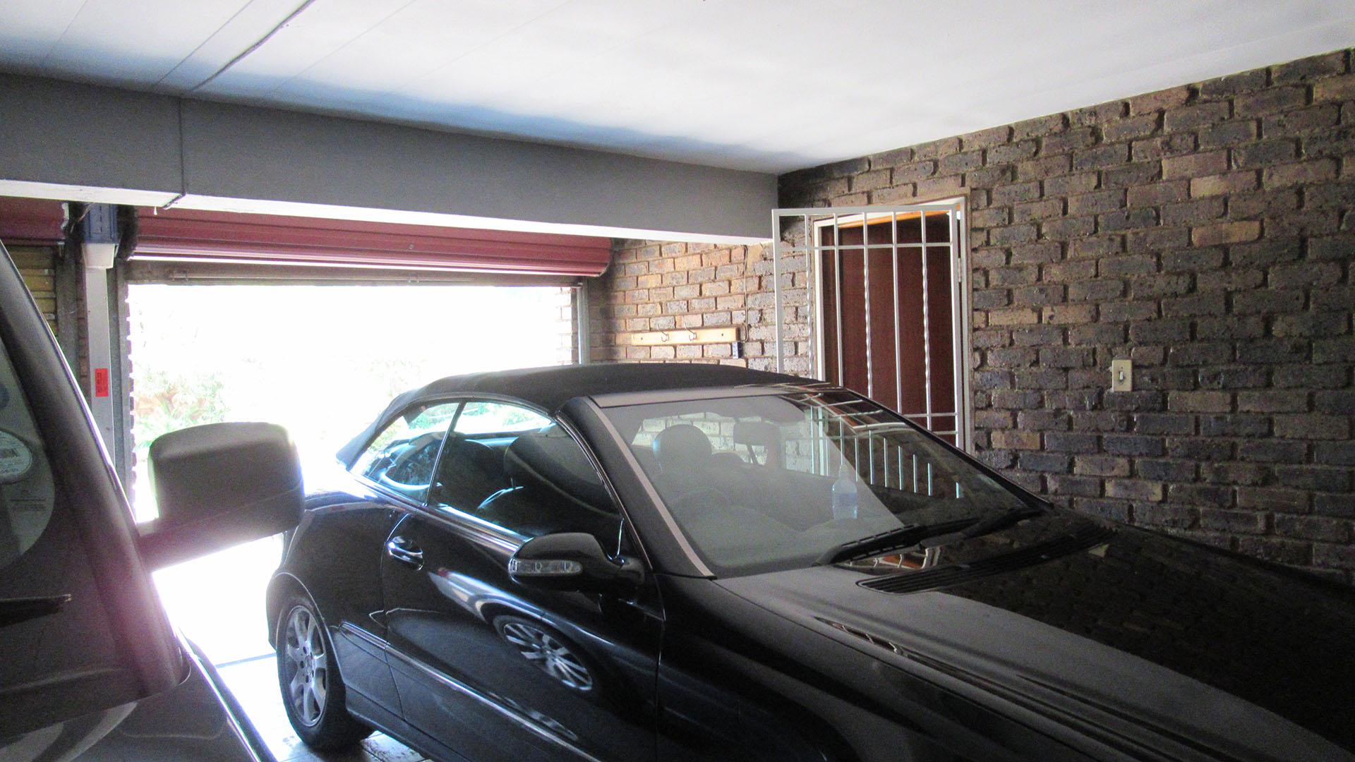 Garage - 34 square meters of property in Oakdene