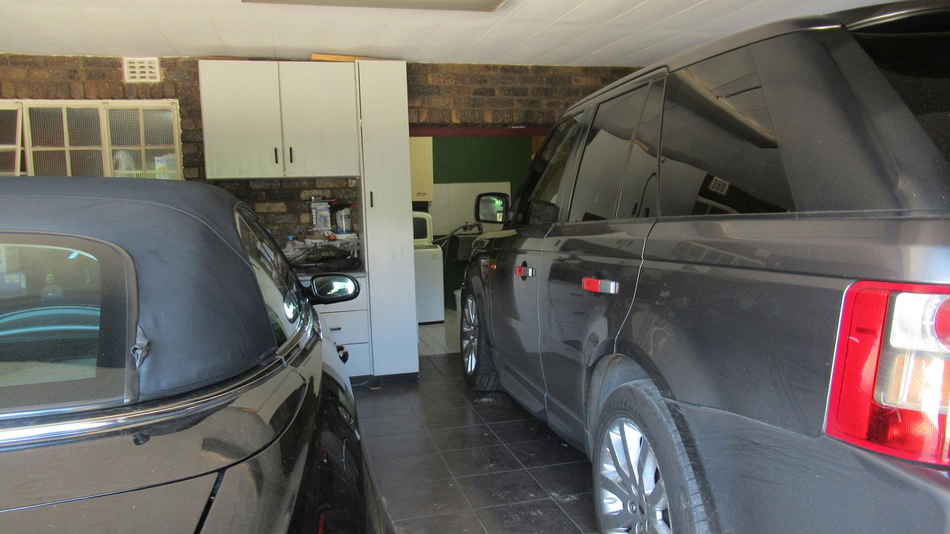 Garage - 34 square meters of property in Oakdene