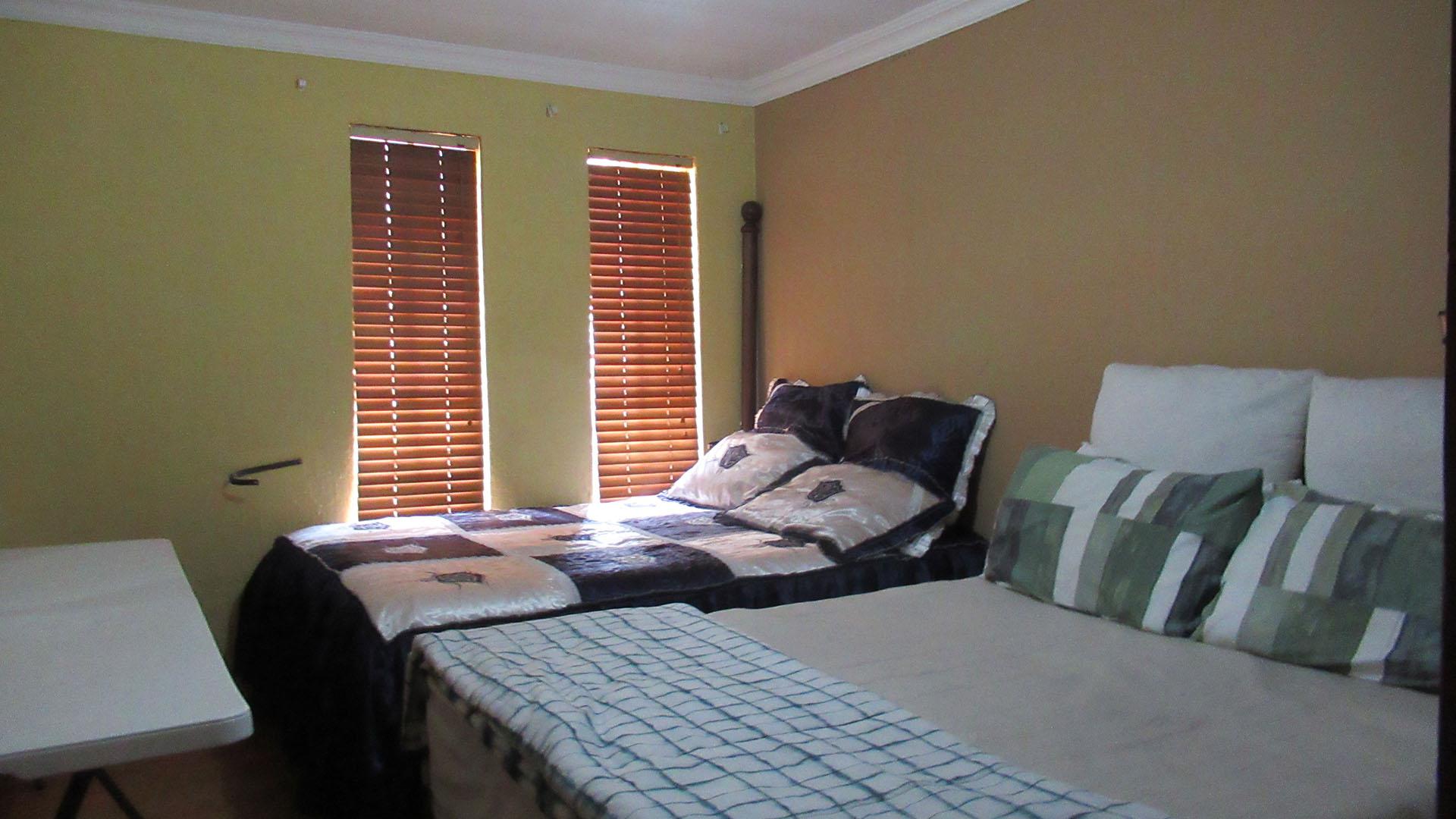 Bed Room 1 - 16 square meters of property in Oakdene
