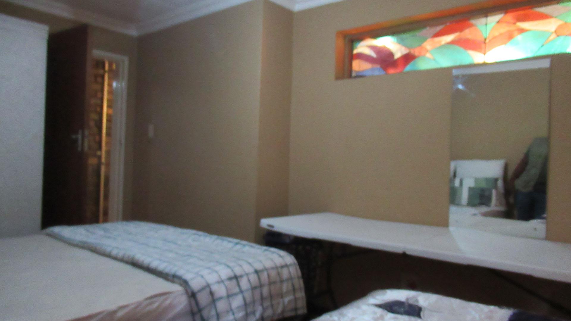 Bed Room 1 - 16 square meters of property in Oakdene