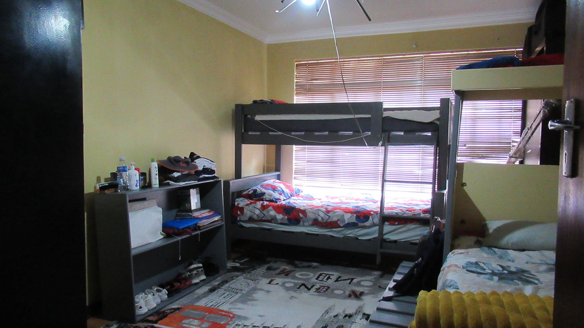 Bed Room 2 - 17 square meters of property in Oakdene