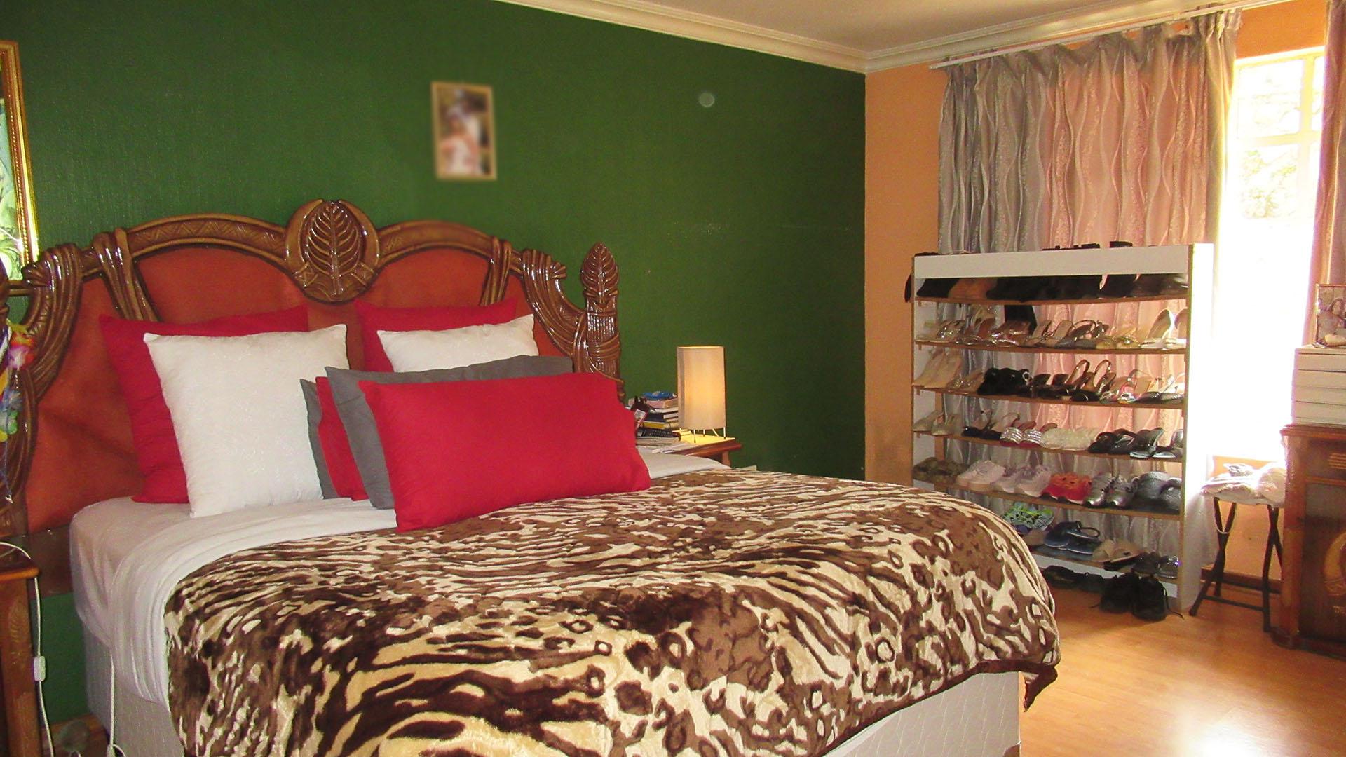 Main Bedroom - 32 square meters of property in Oakdene