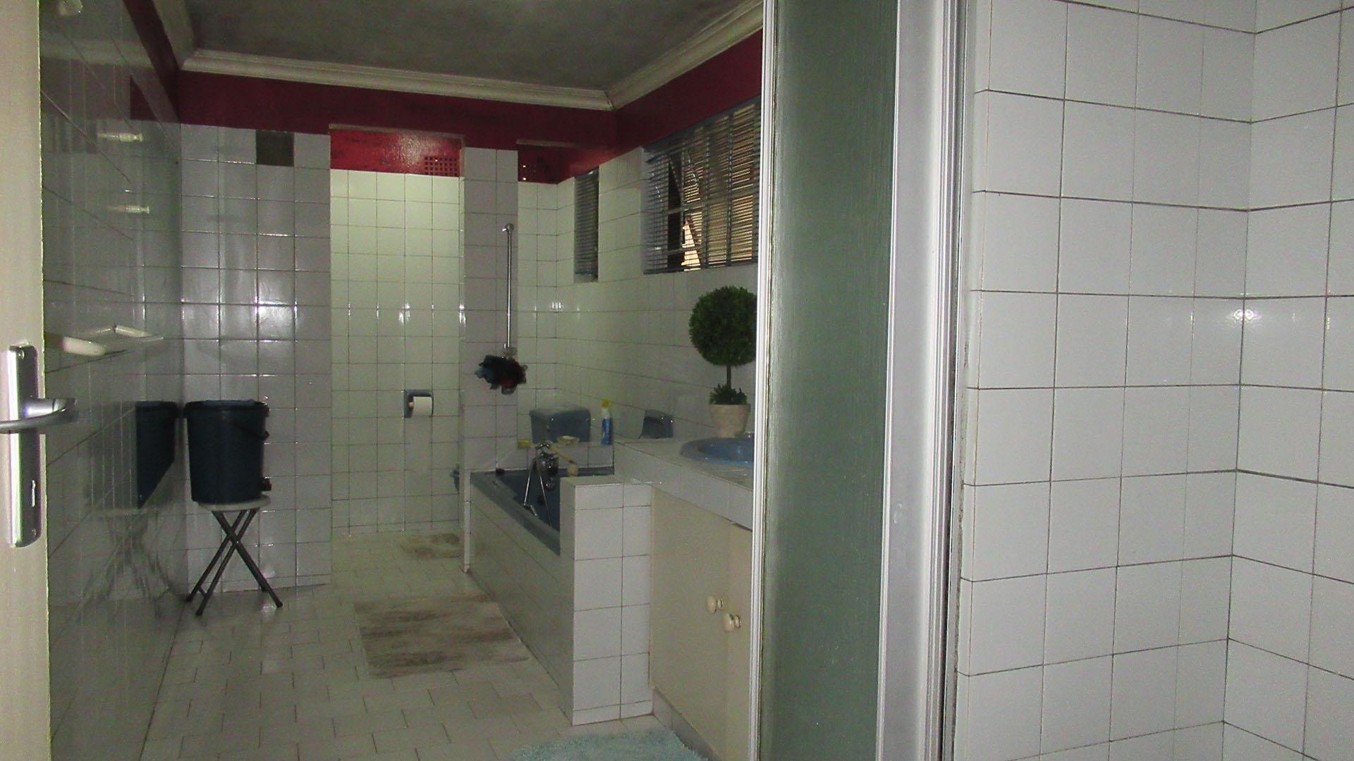 Main Bathroom - 13 square meters of property in Oakdene