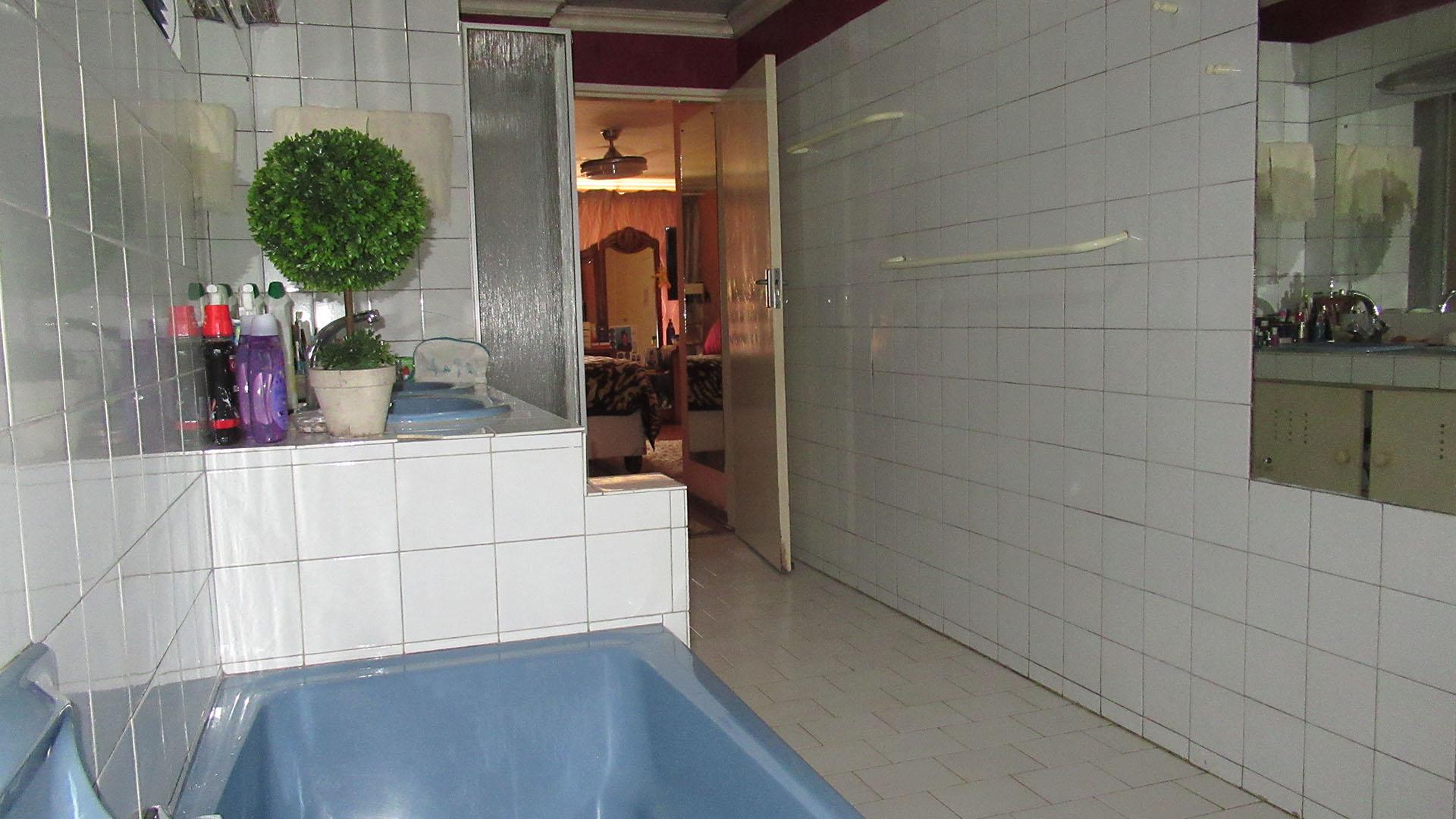 Main Bathroom - 13 square meters of property in Oakdene