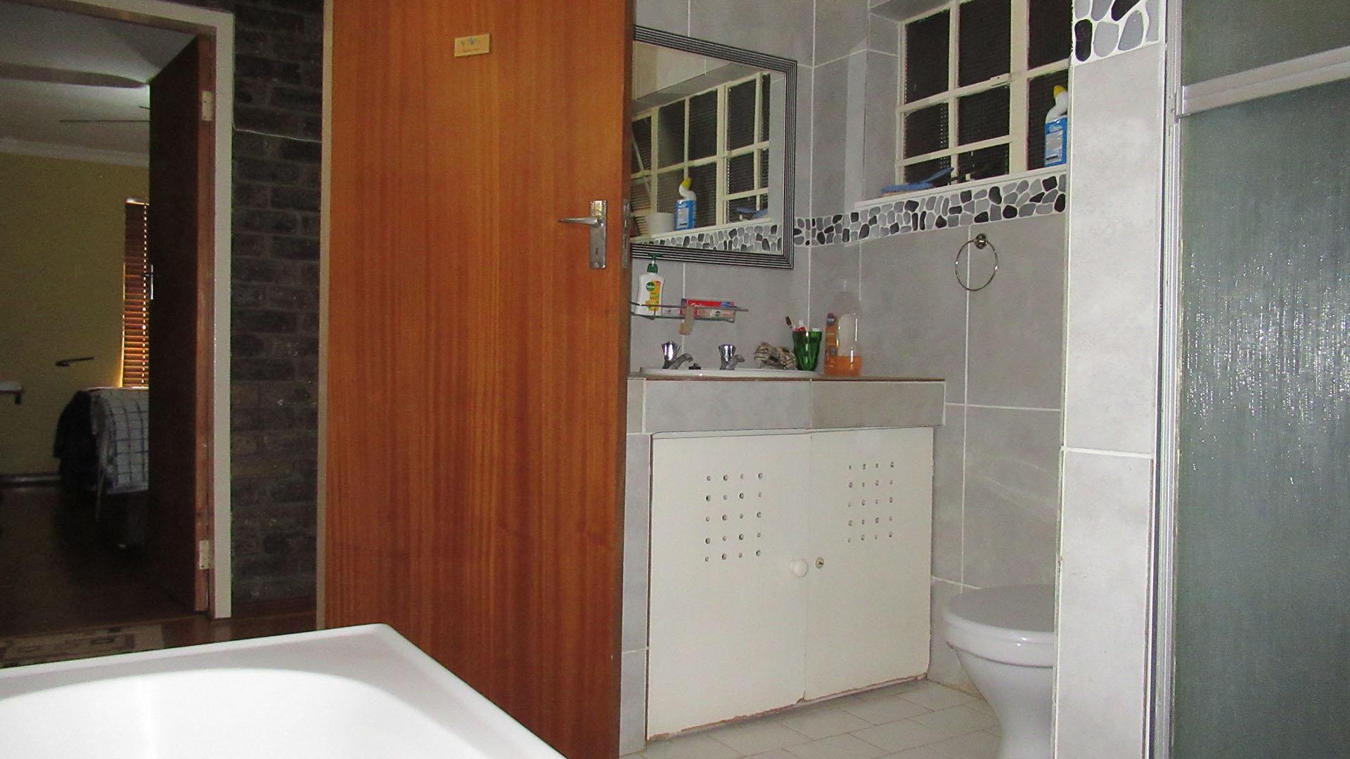 Bathroom 1 - 9 square meters of property in Oakdene