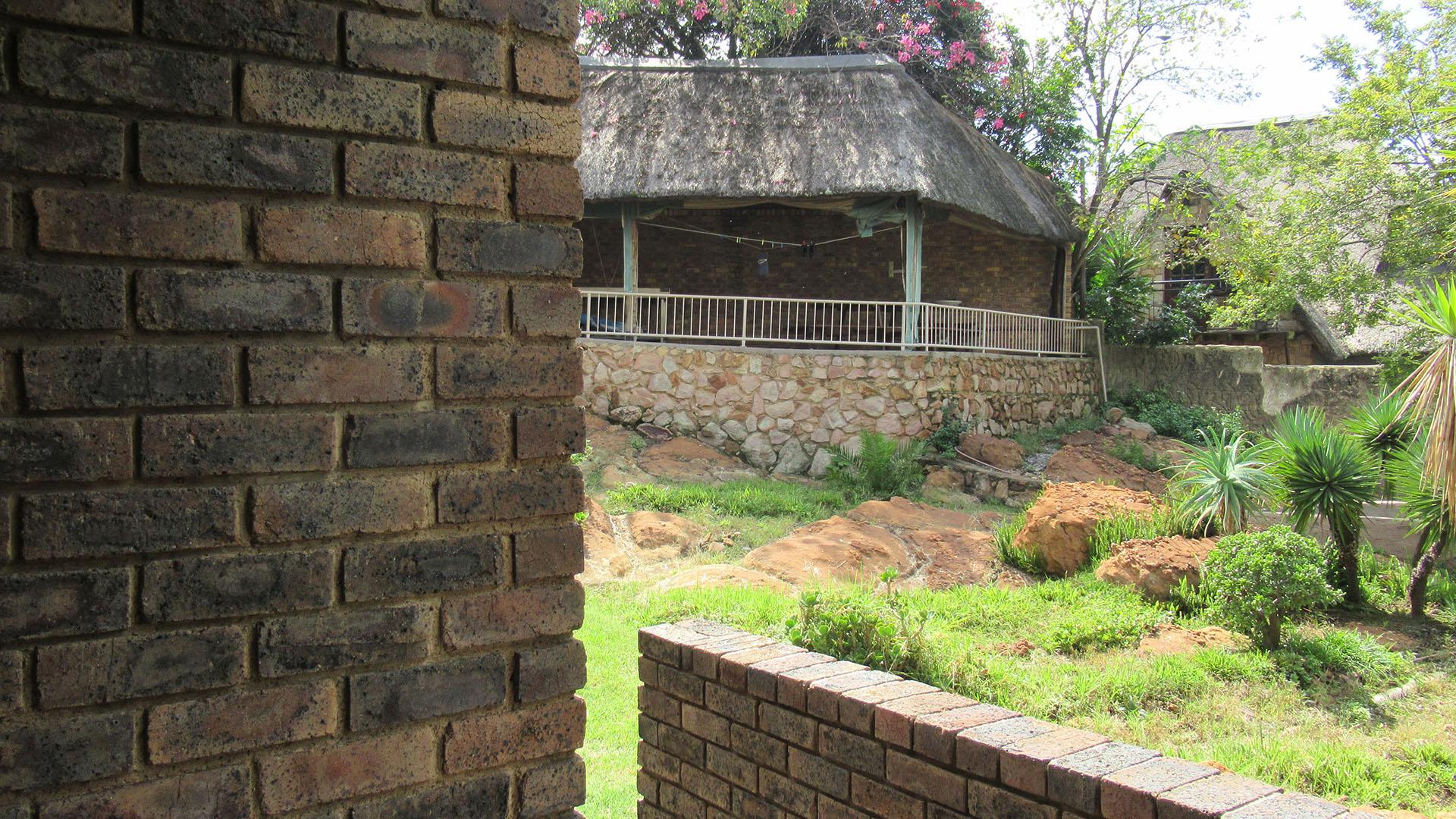 Spaces - 46 square meters of property in Oakdene