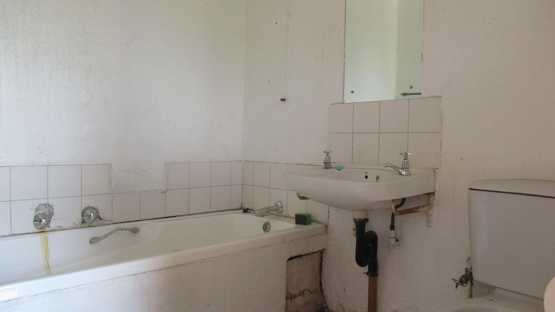 Staff Bathroom - 5 square meters of property in Oakdene