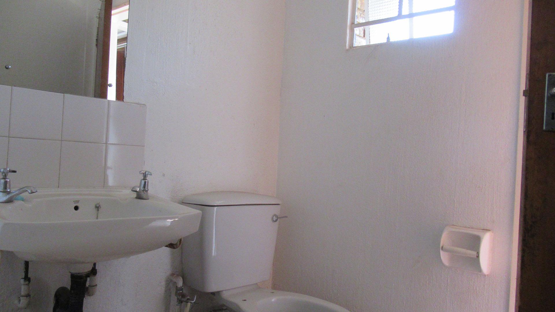 Staff Bathroom - 5 square meters of property in Oakdene