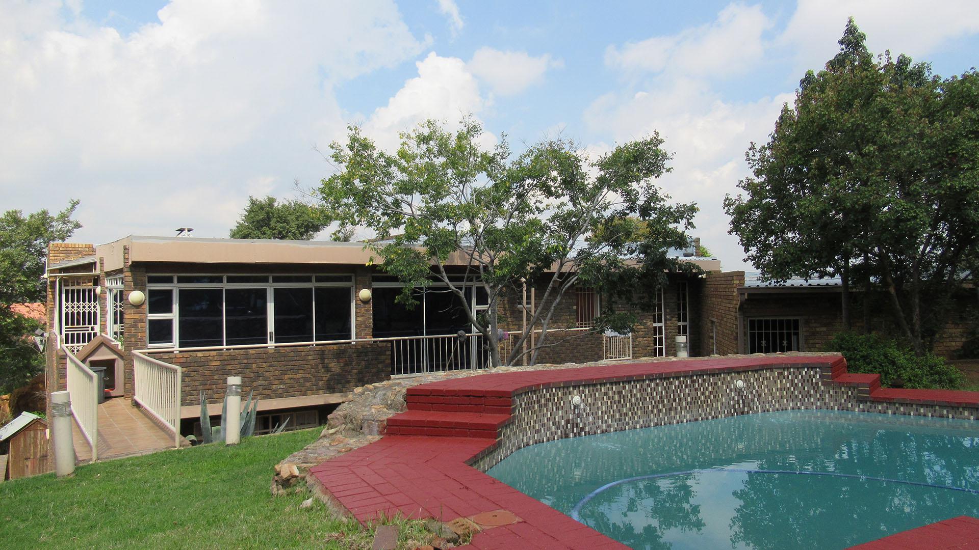 Front View of property in Oakdene