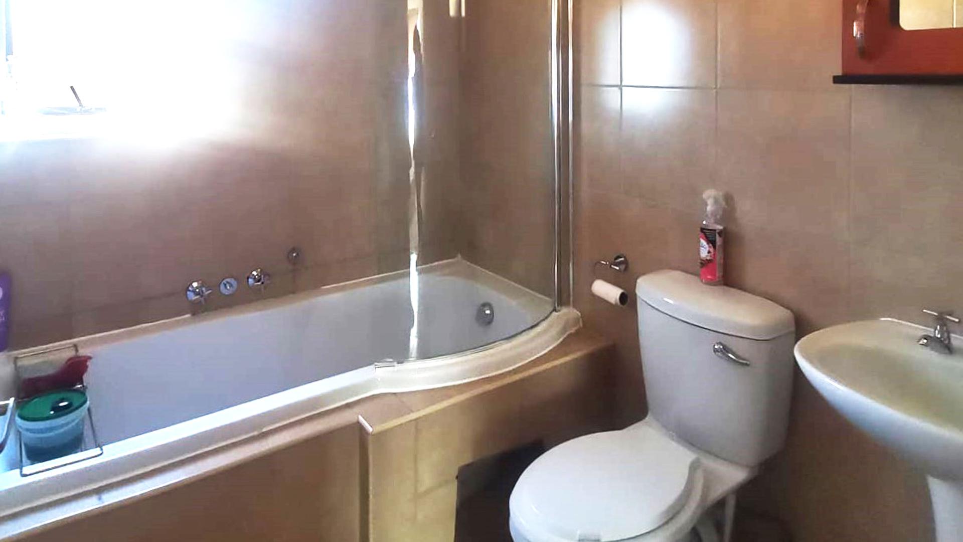 Bathroom 1 of property in Lephalale (Ellisras)
