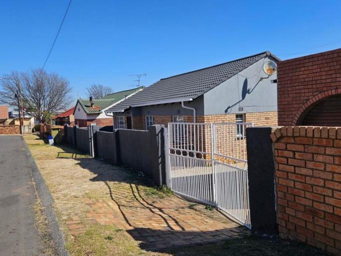 3 Bedroom House for Sale For Sale in Newclare - MR685951