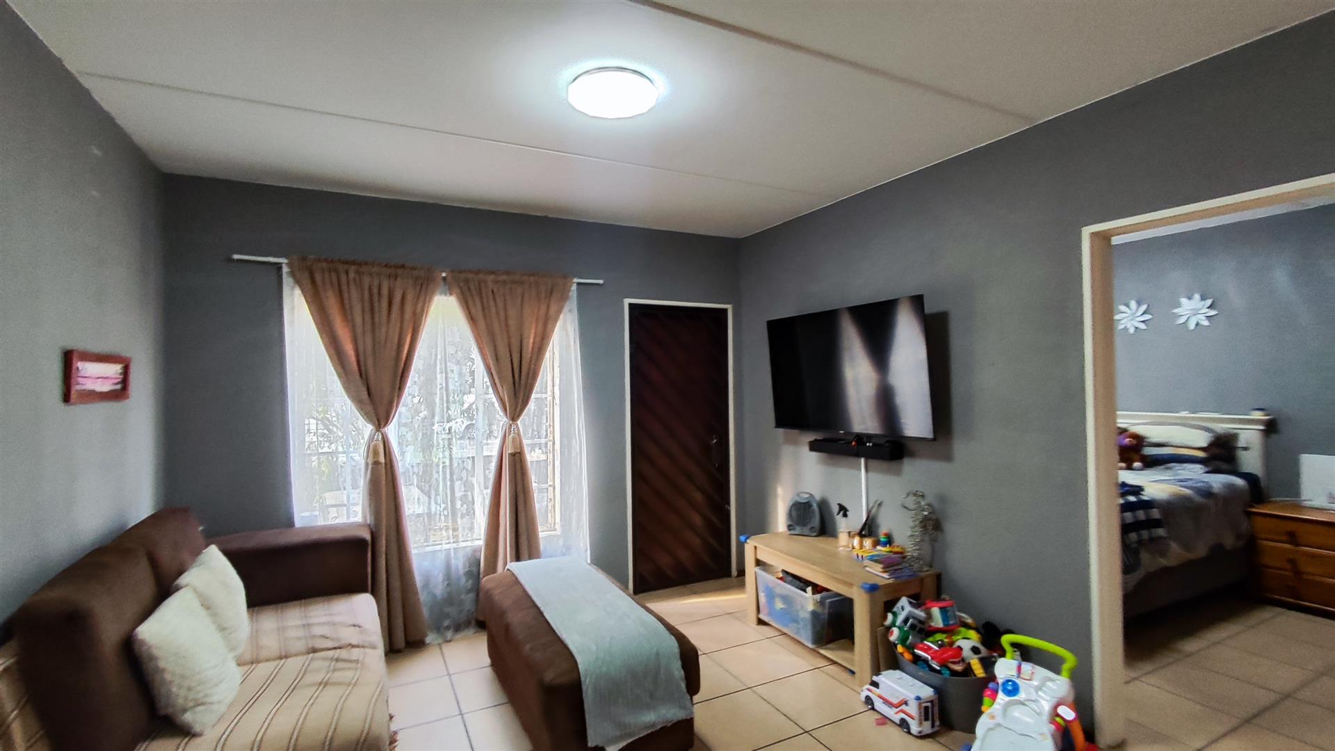 Lounges - 16 square meters of property in Benoni