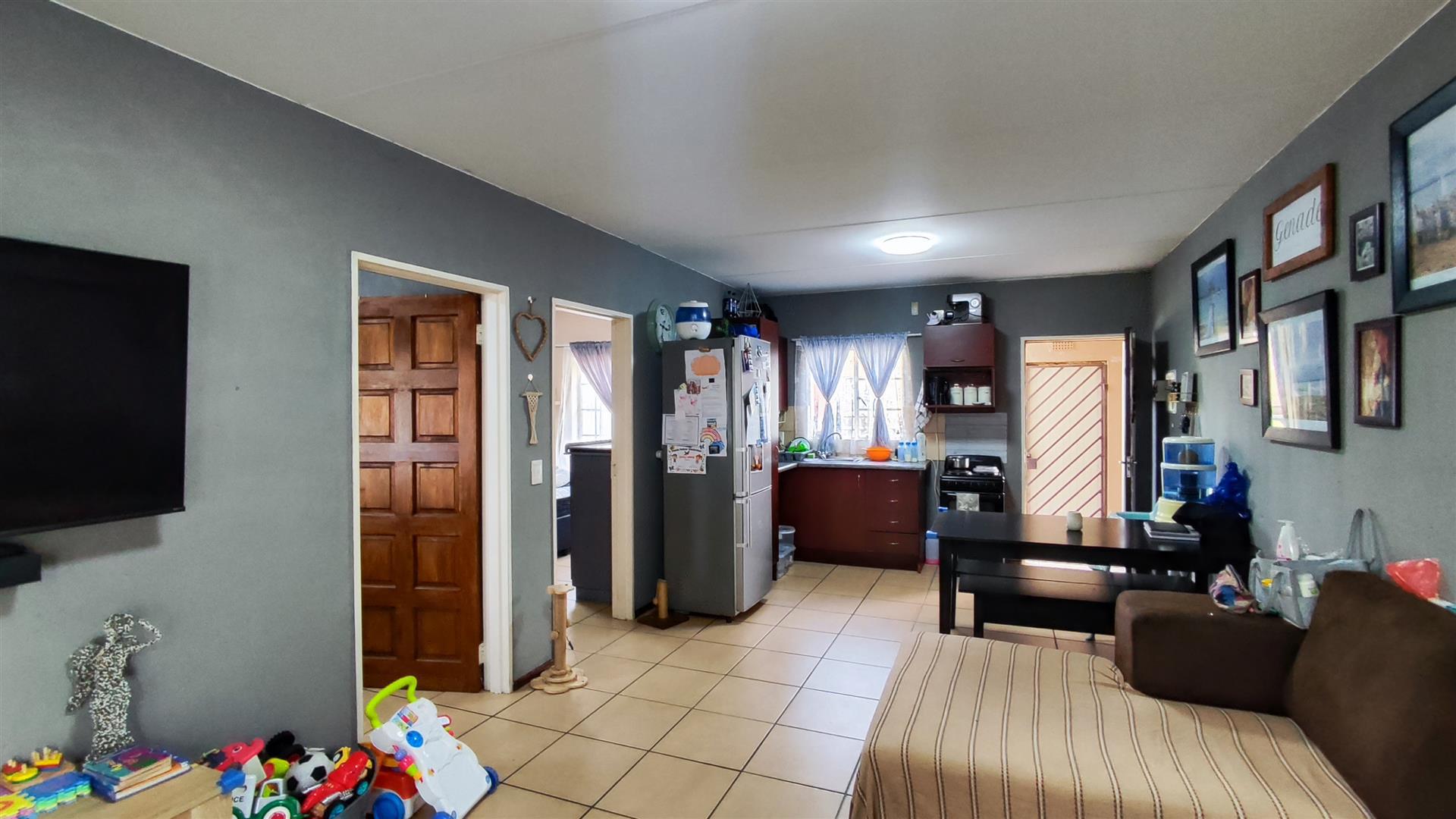 Lounges - 16 square meters of property in Benoni