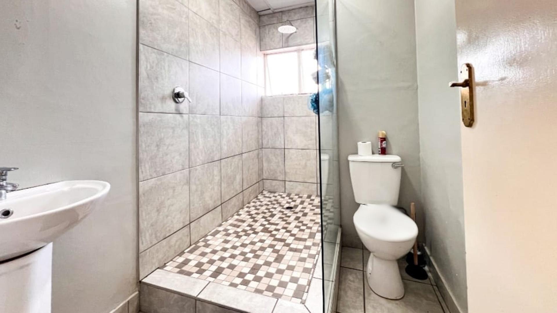 Bathroom 1 of property in Chasedene