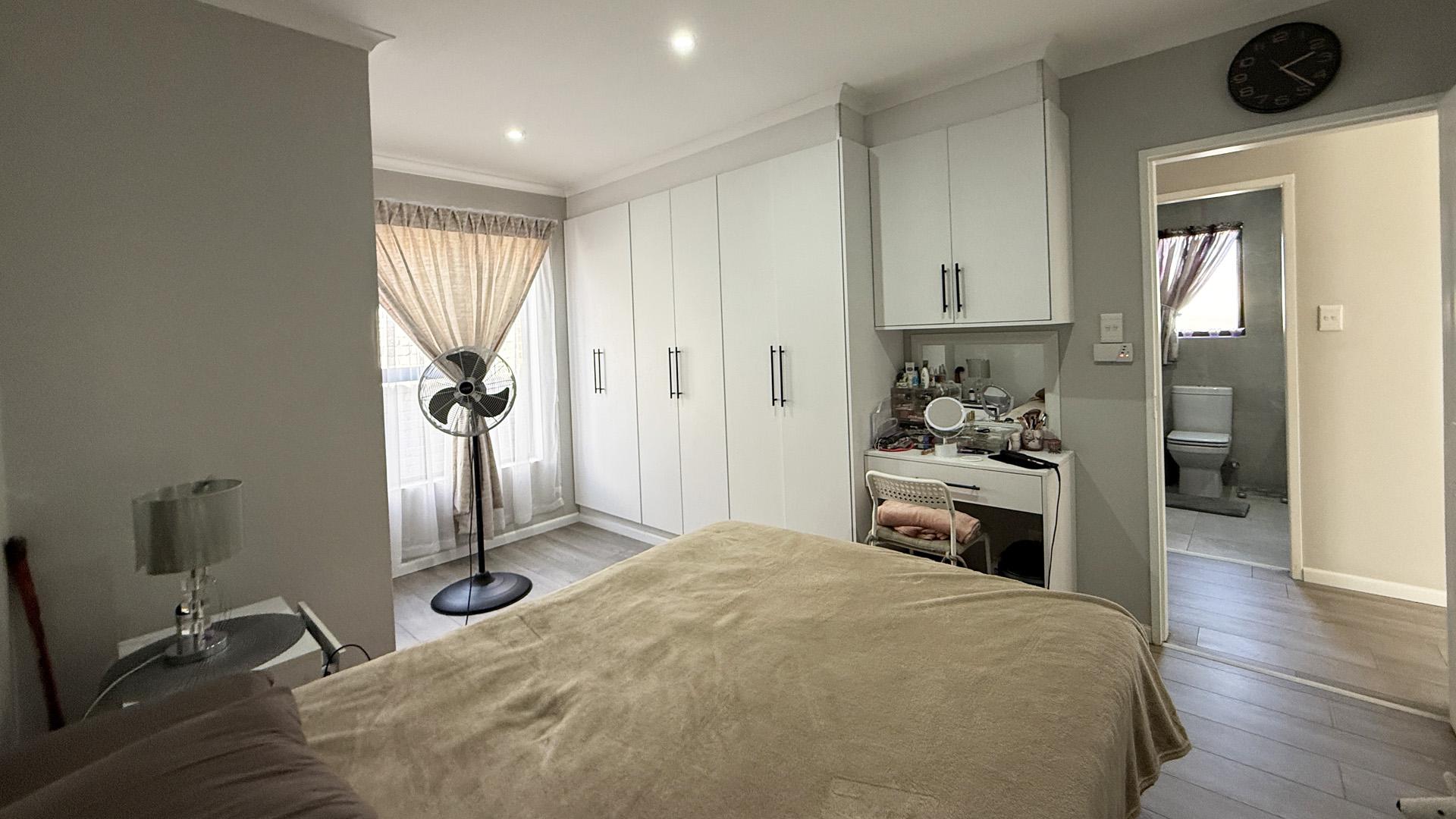 Main Bedroom of property in Secunda