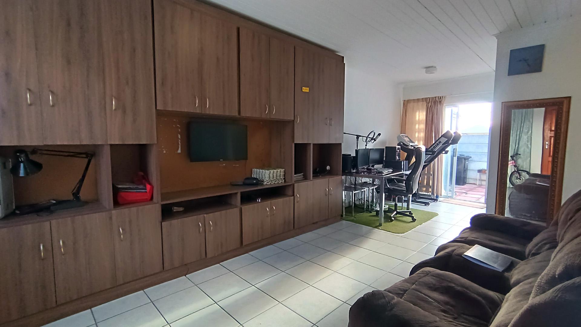 Lounges - 19 square meters of property in Klapmuts