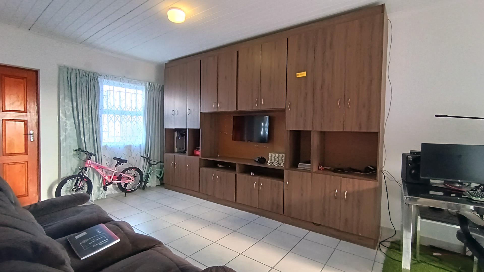 Lounges - 19 square meters of property in Klapmuts