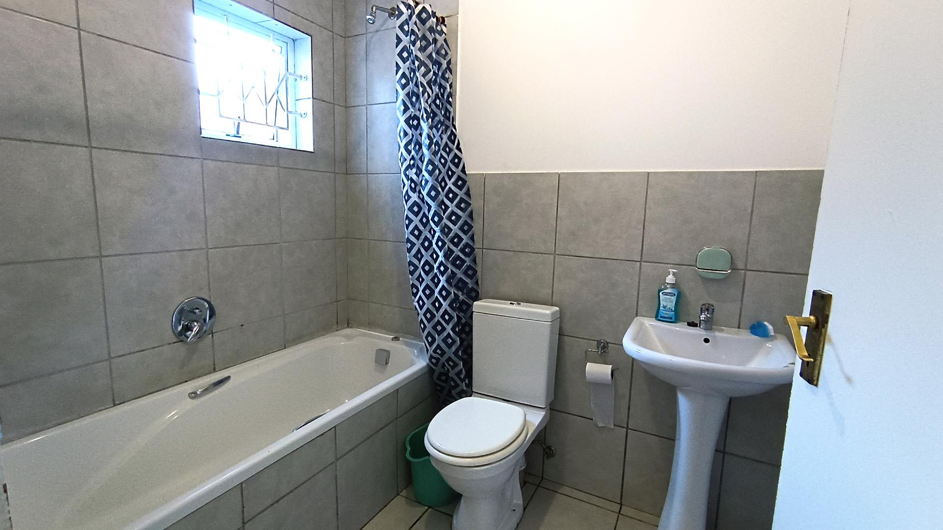 Bathroom 1 - 5 square meters of property in Klapmuts