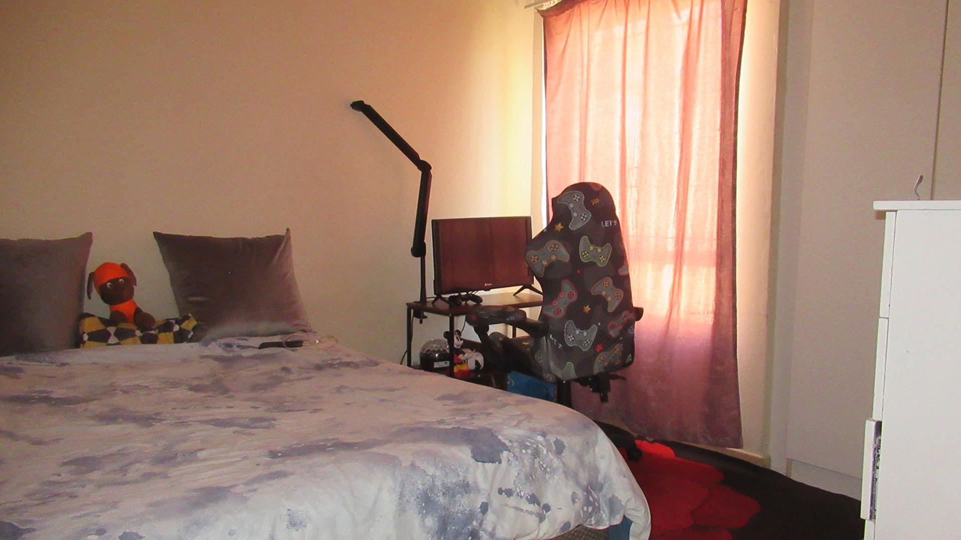 Bed Room 1 - 10 square meters of property in Aeroton