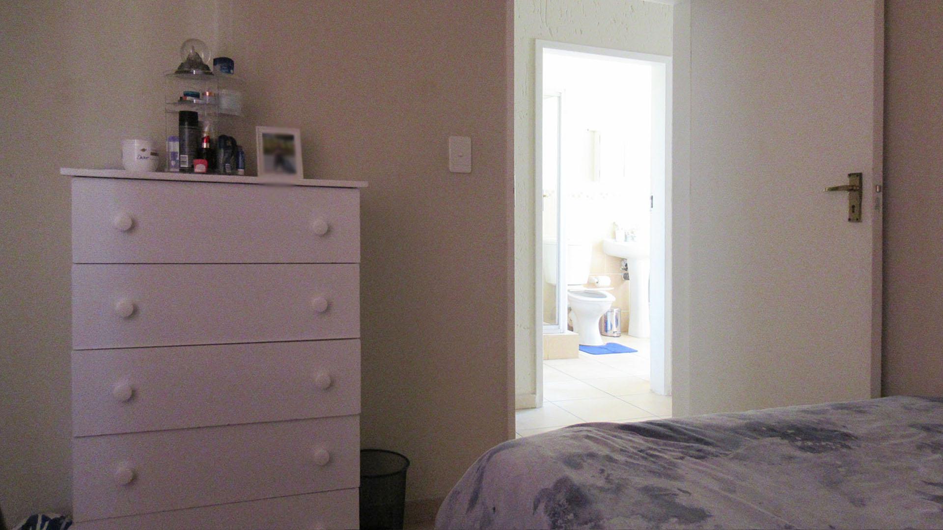 Bed Room 1 - 10 square meters of property in Aeroton