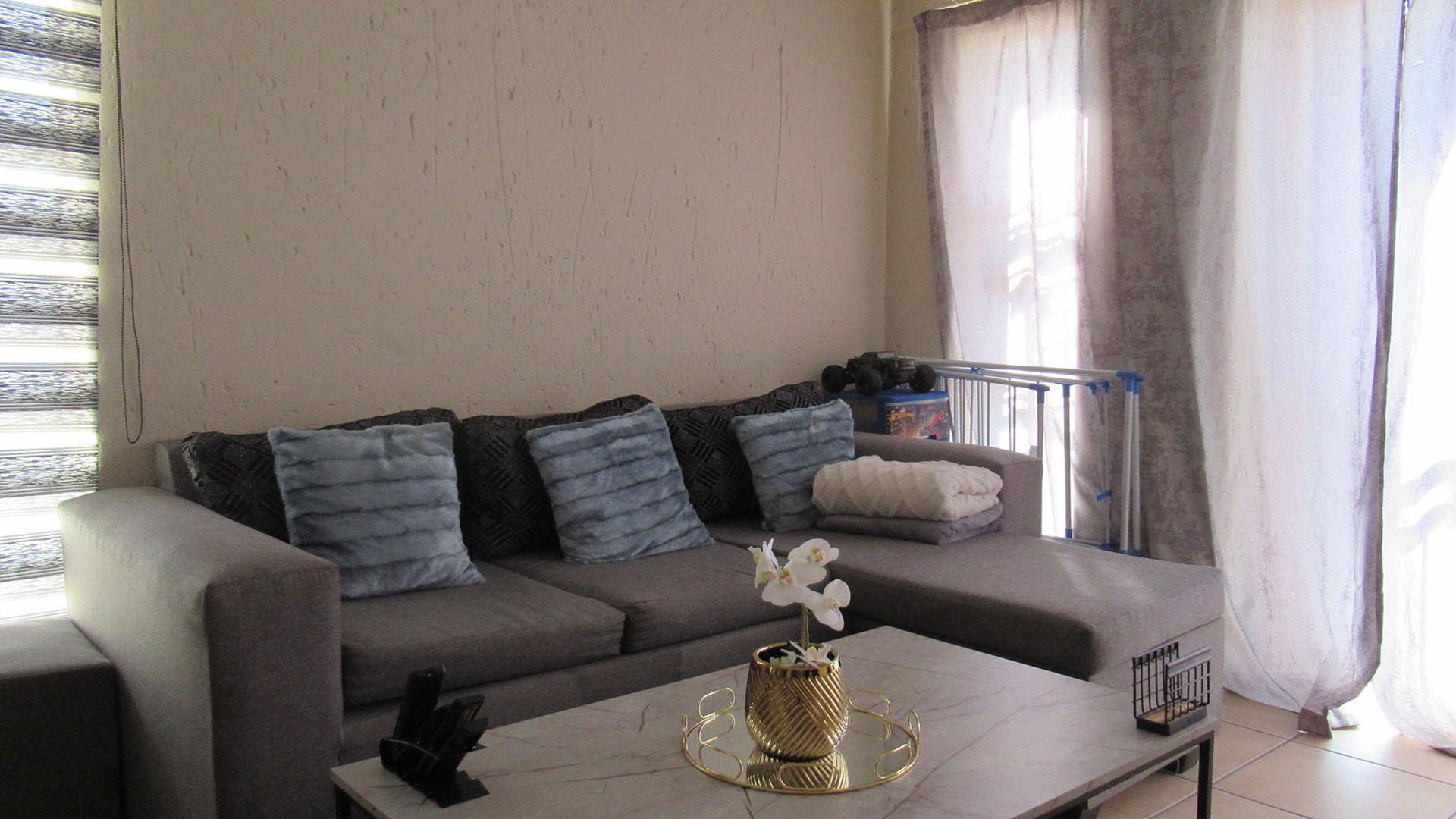 Lounges - 14 square meters of property in Aeroton