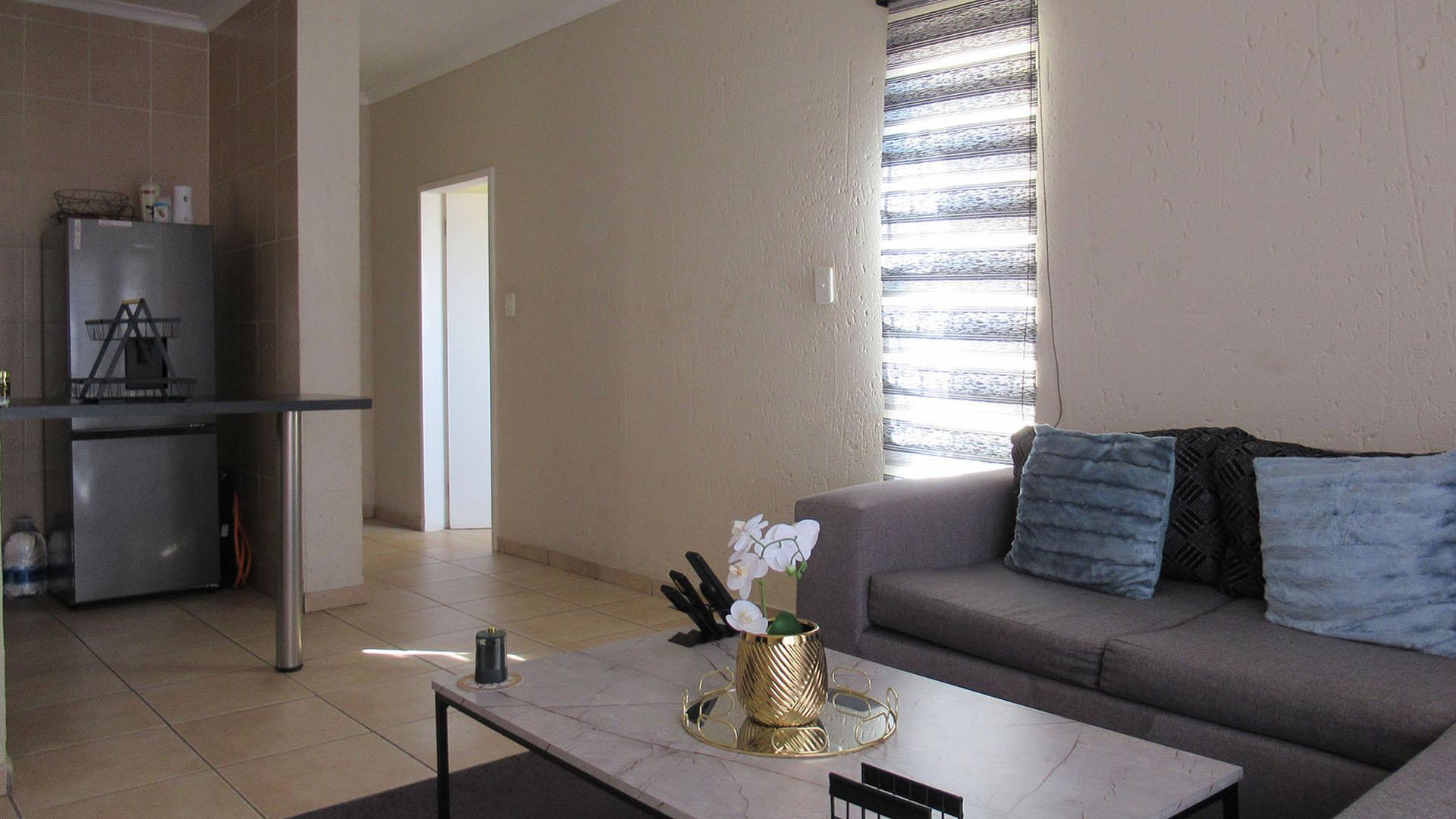 Lounges - 14 square meters of property in Aeroton