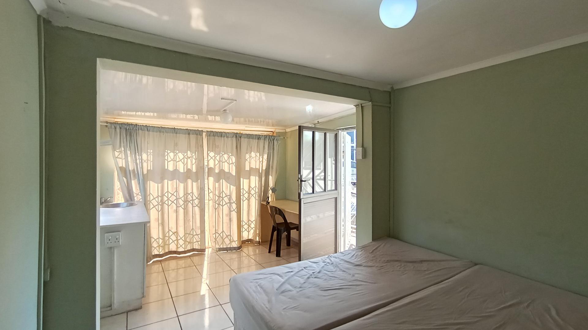 Bed Room 5+ - 55 square meters of property in Glenmore