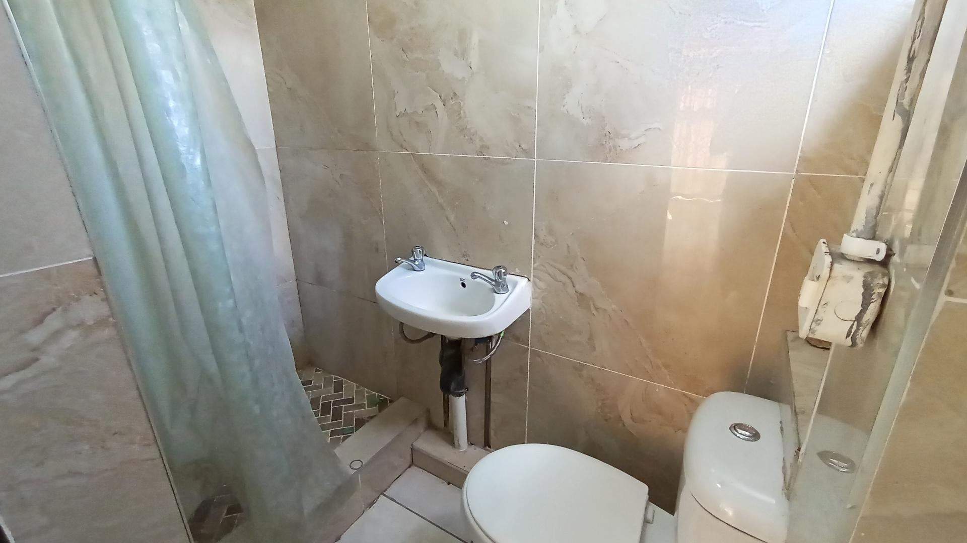Bathroom 2 - 3 square meters of property in Glenmore
