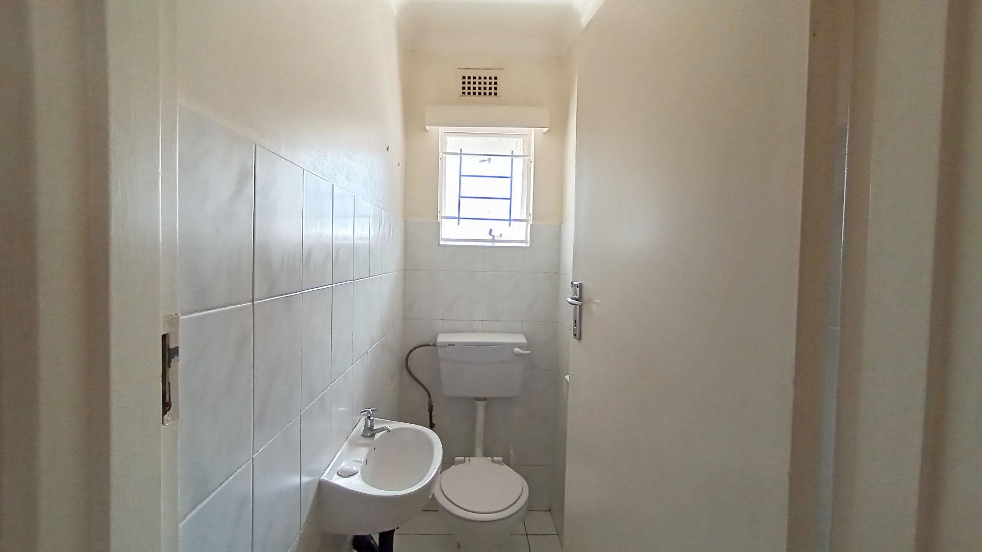Guest Toilet - 3 square meters of property in Glenmore