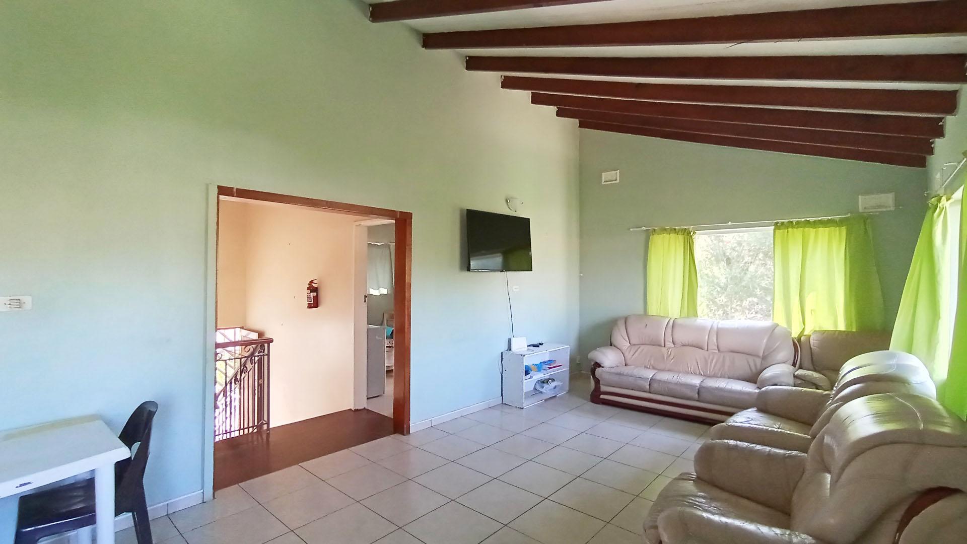 Lounges - 38 square meters of property in Glenmore