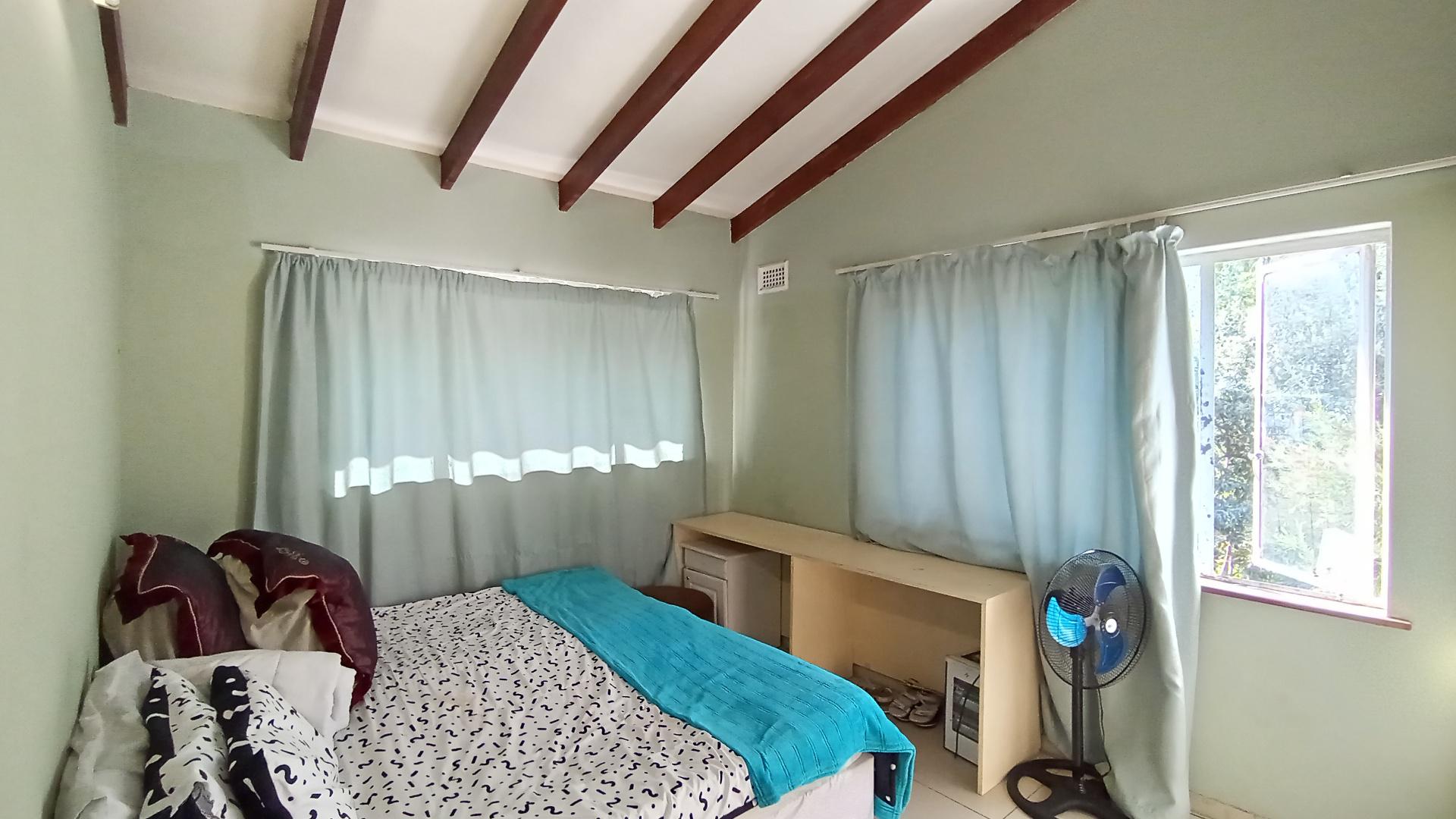 Bed Room 1 - 16 square meters of property in Glenmore