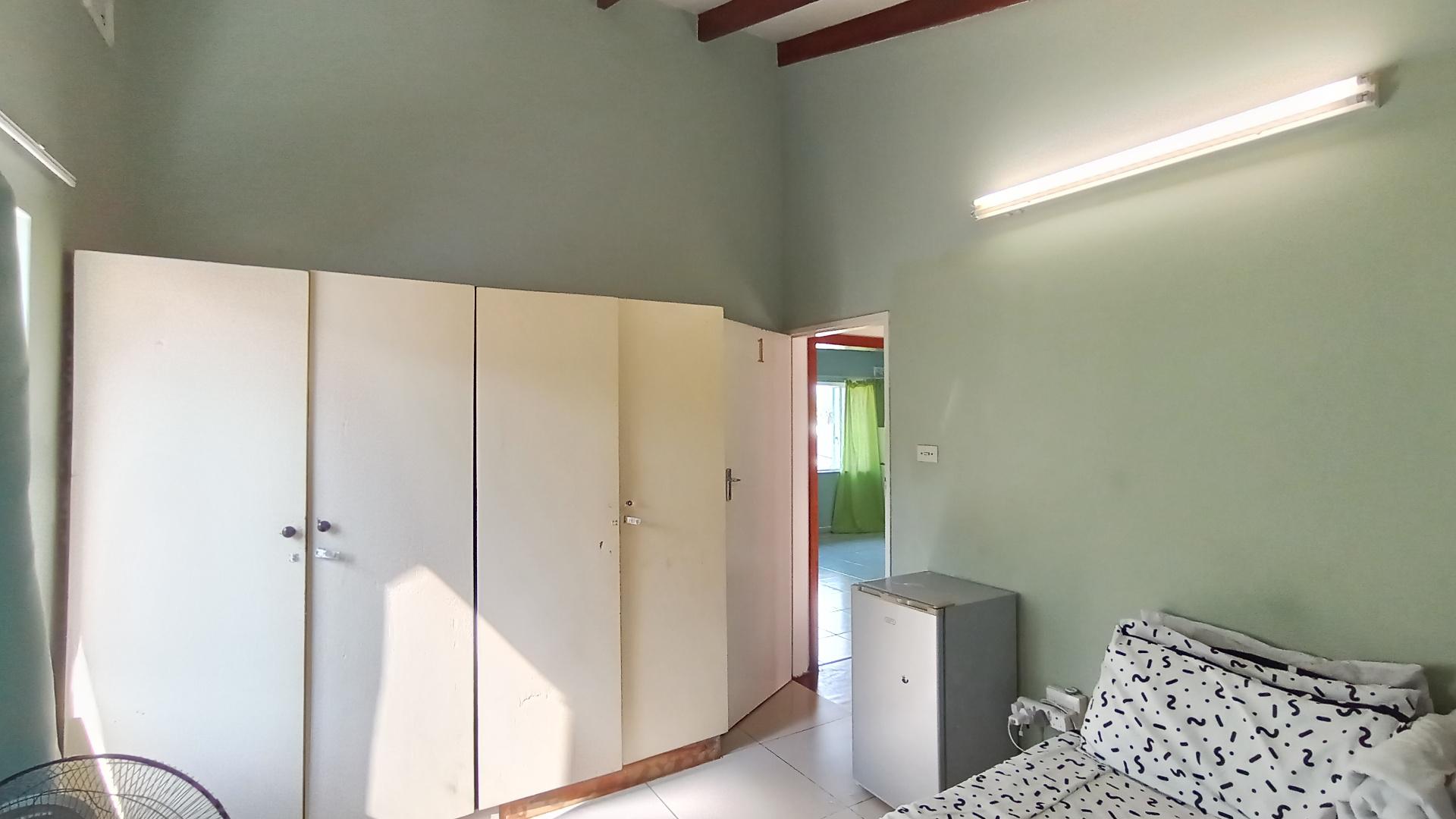 Bed Room 1 - 16 square meters of property in Glenmore