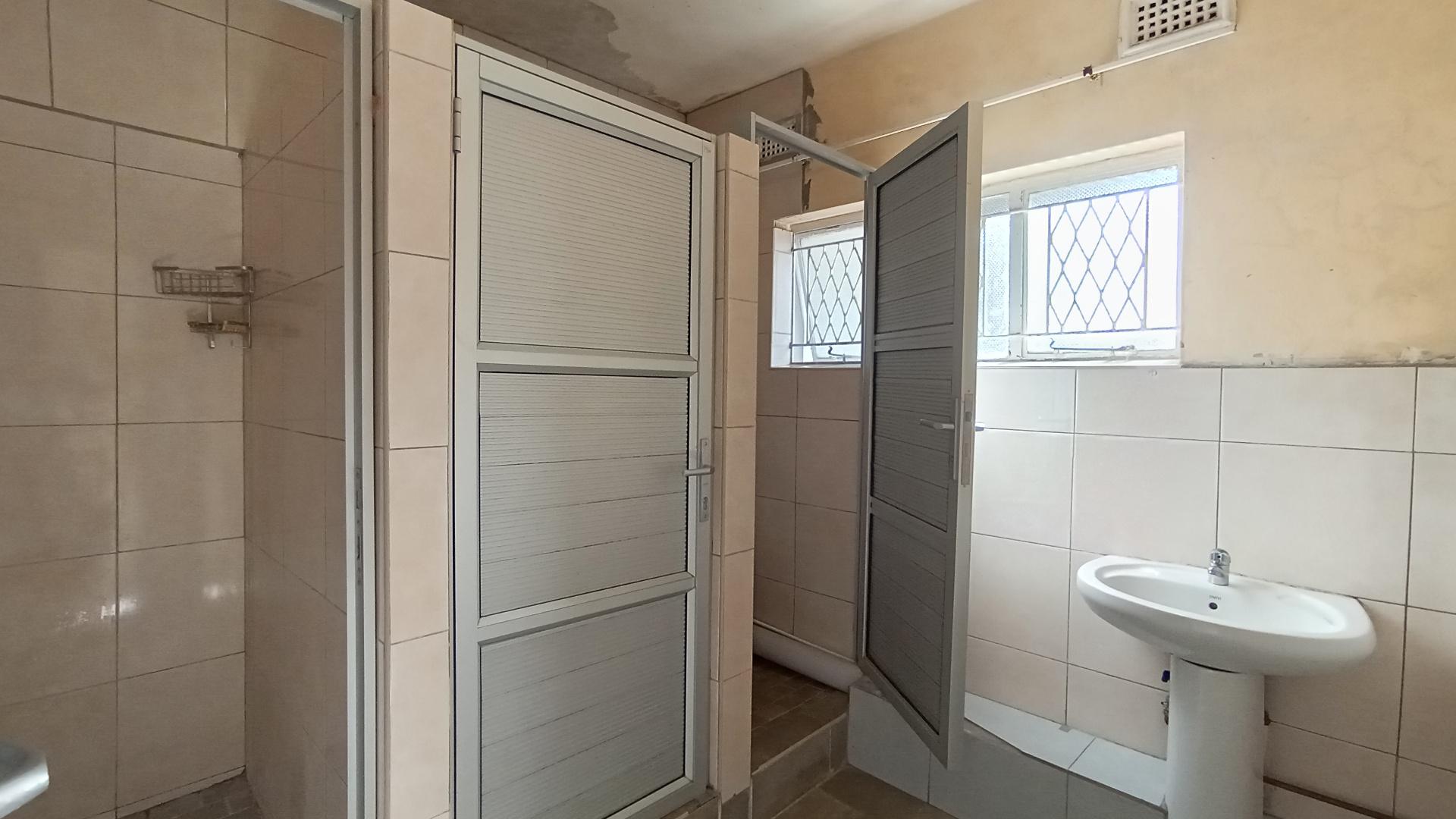 Bathroom 1 - 9 square meters of property in Glenmore