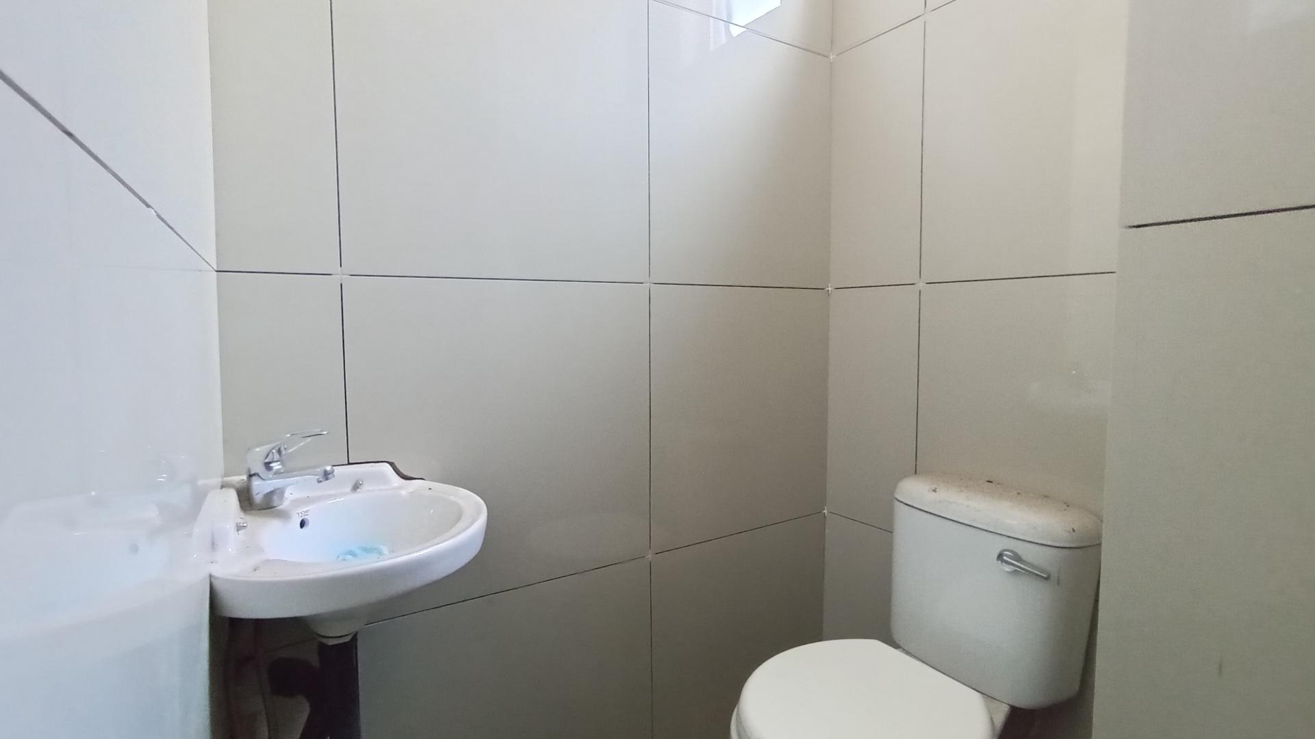Bathroom 3+ - 3 square meters of property in Glenmore
