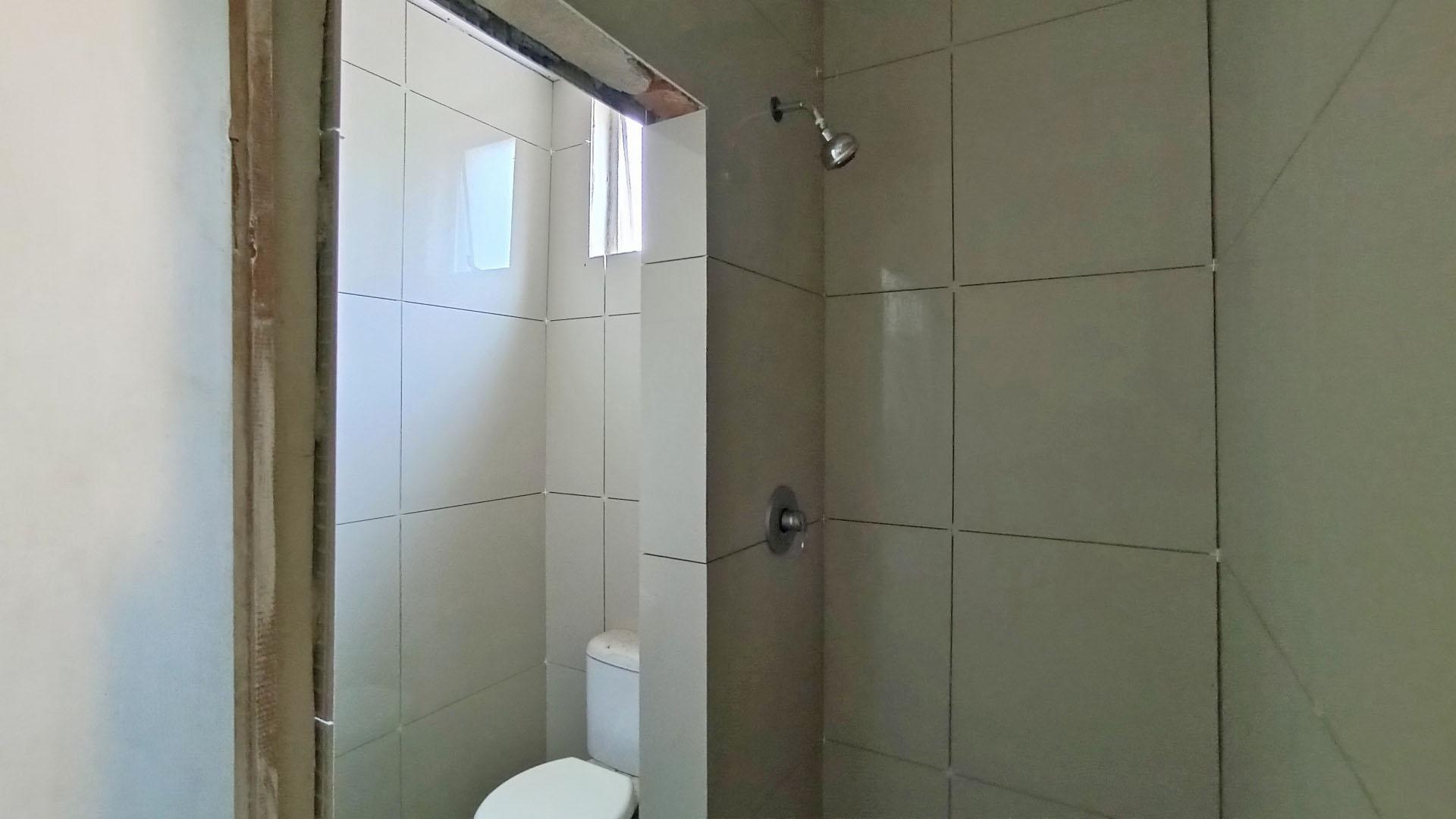 Bathroom 3+ - 3 square meters of property in Glenmore
