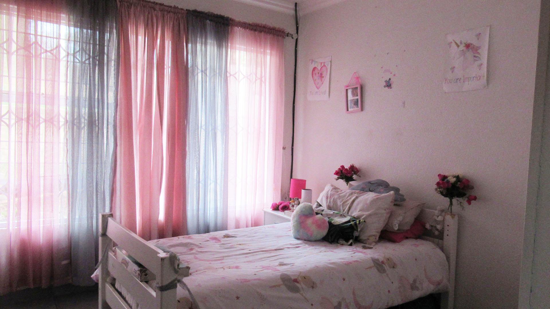 Bed Room 1 - 11 square meters of property in Kenmare