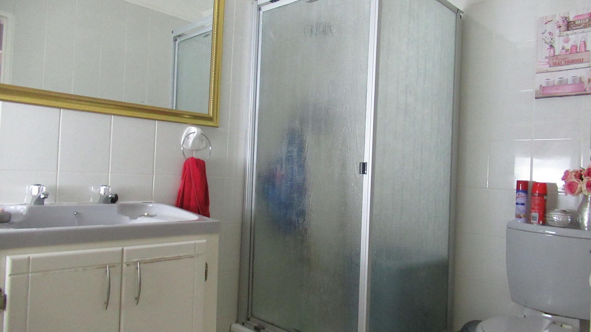Bathroom 1 - 7 square meters of property in Kenmare