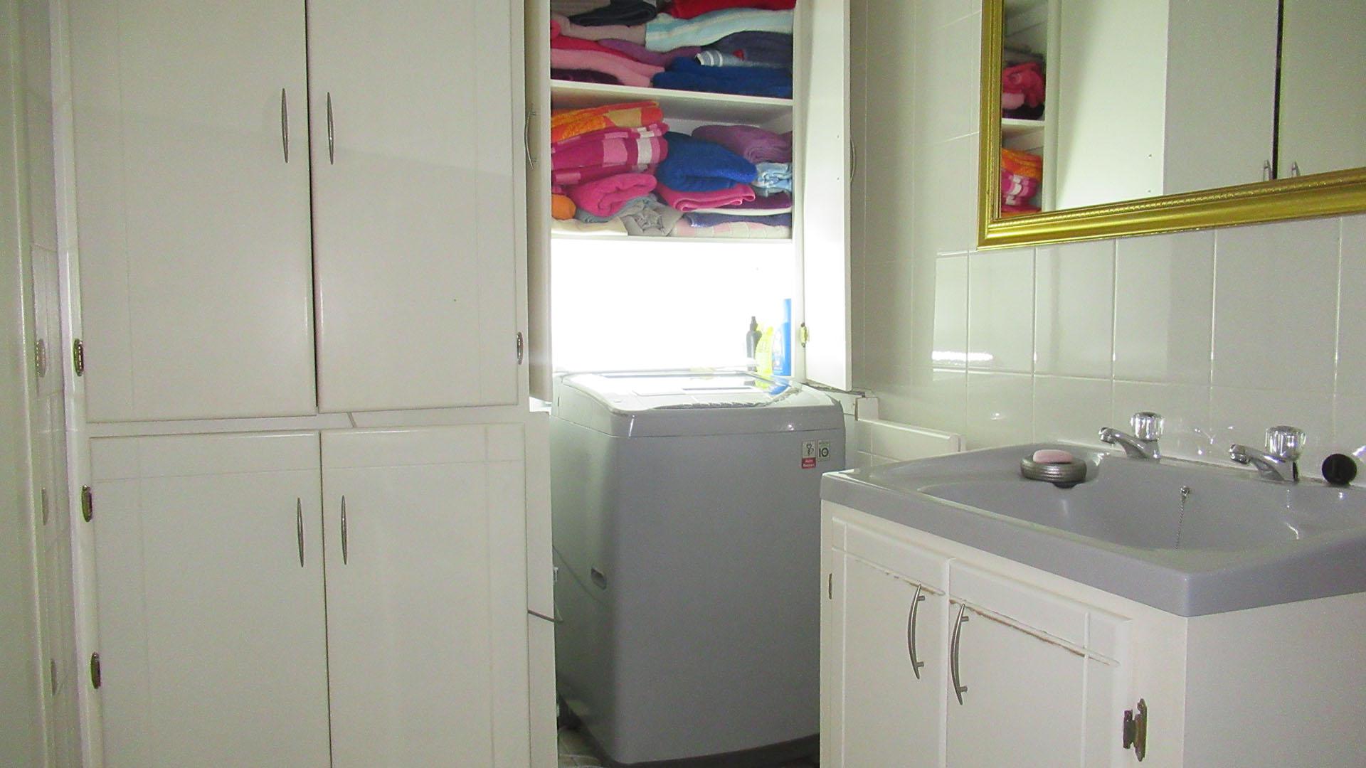 Bathroom 1 - 7 square meters of property in Kenmare