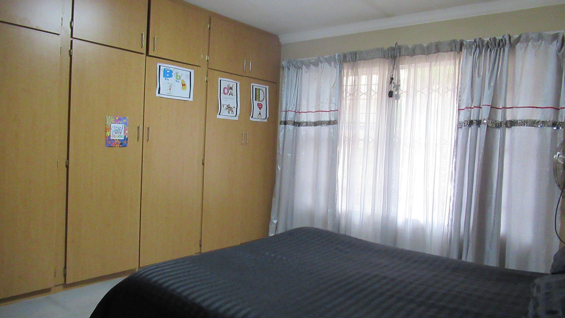 Main Bedroom - 18 square meters of property in Kenmare