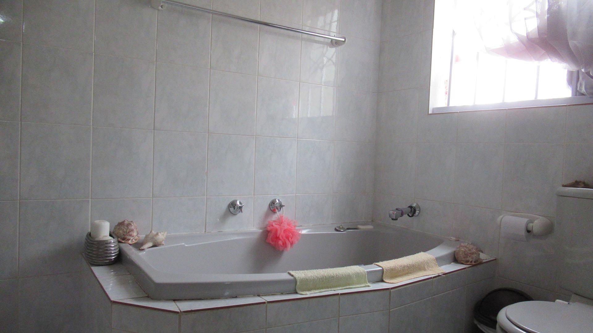 Main Bathroom - 6 square meters of property in Kenmare