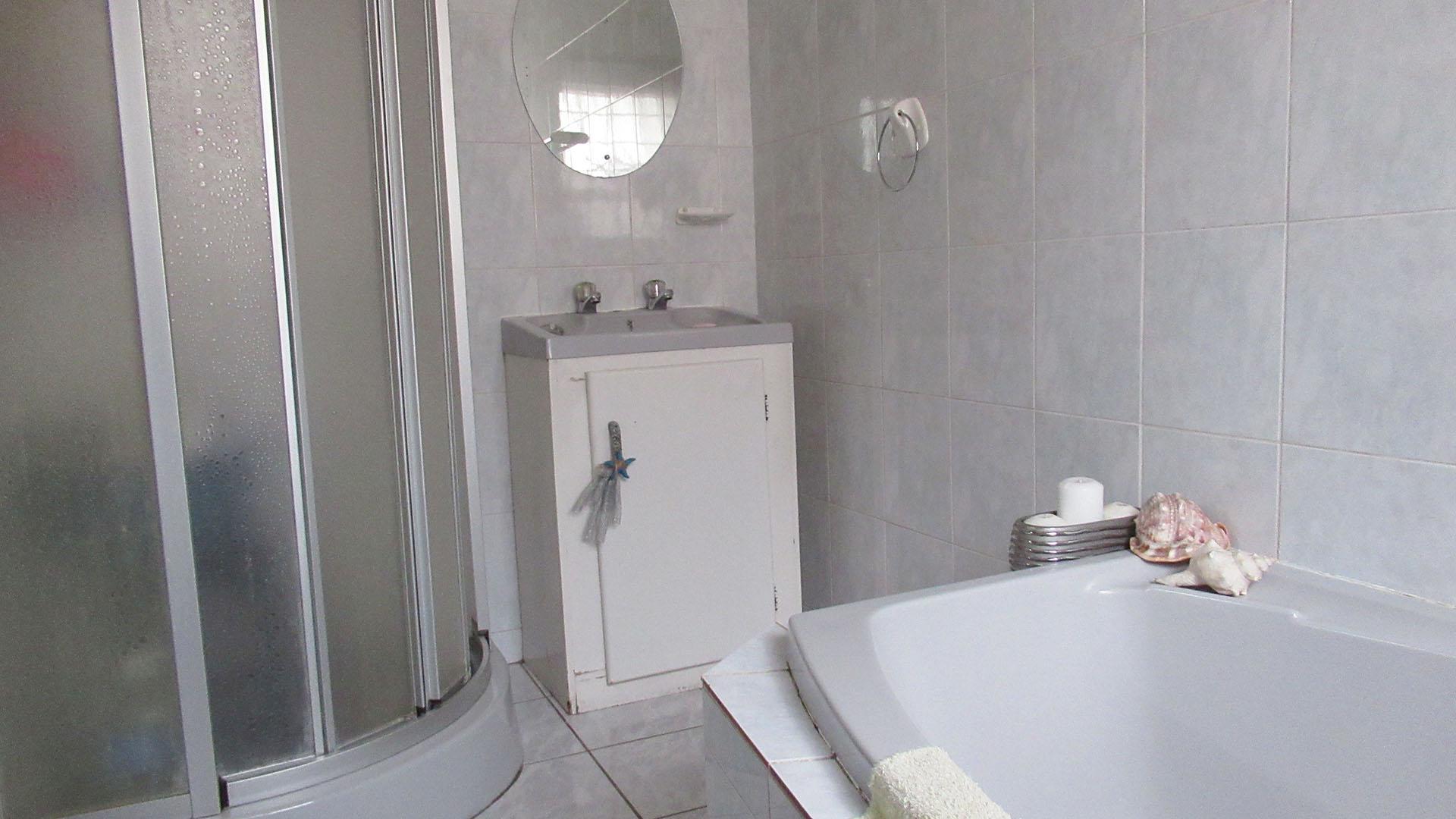 Main Bathroom - 6 square meters of property in Kenmare