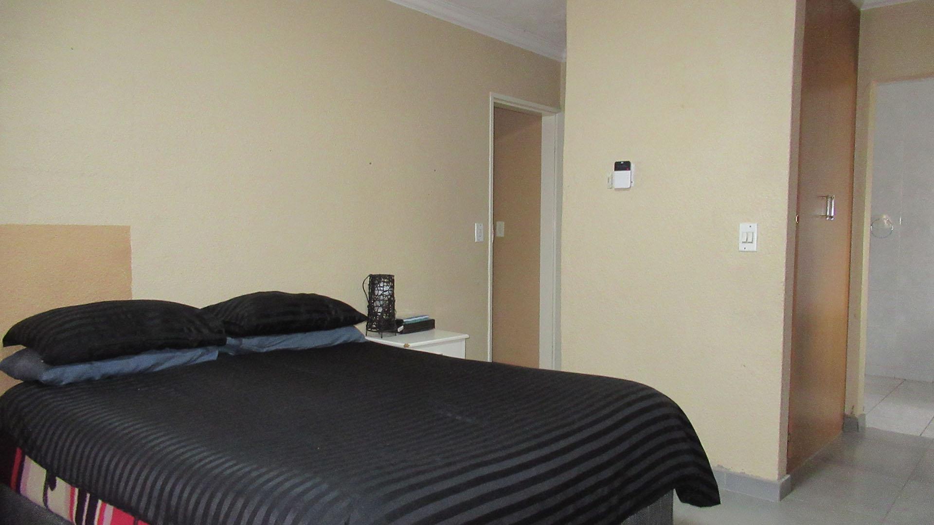 Main Bedroom - 18 square meters of property in Kenmare
