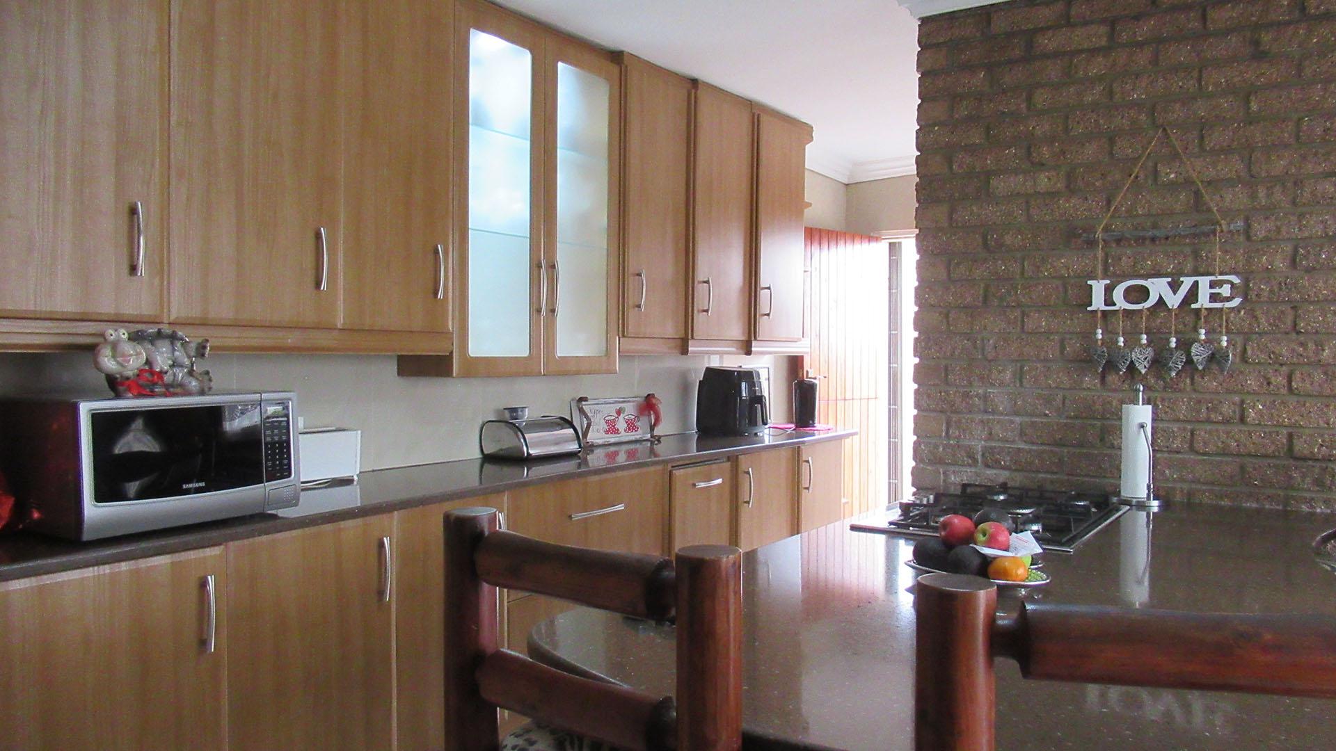 Kitchen - 29 square meters of property in Kenmare