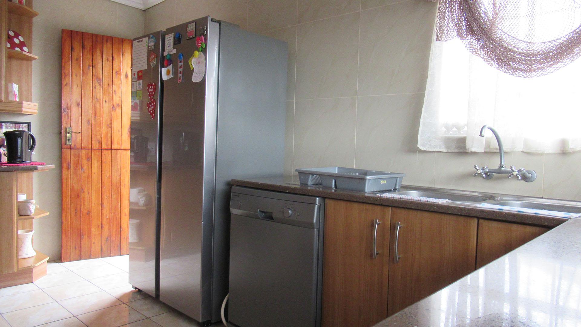 Kitchen - 29 square meters of property in Kenmare