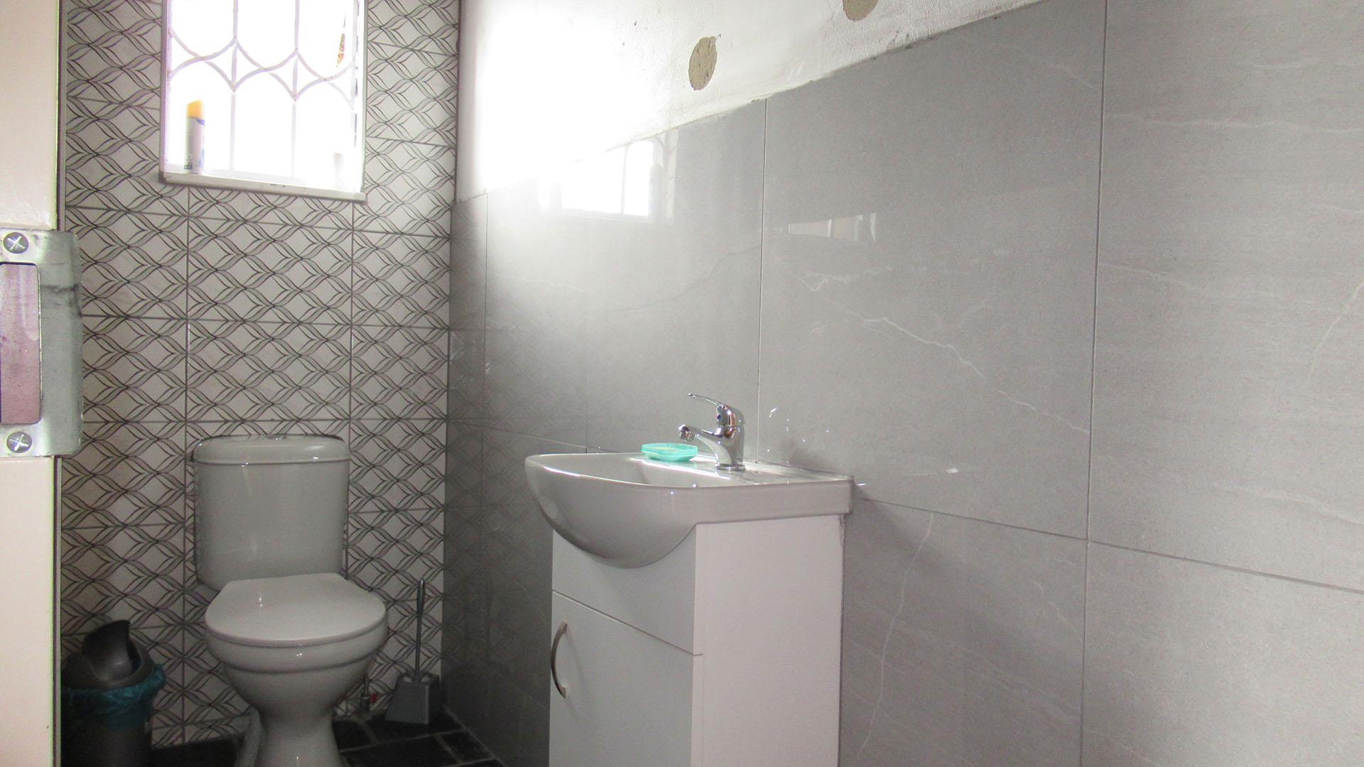 Guest Toilet - 4 square meters of property in Kenmare