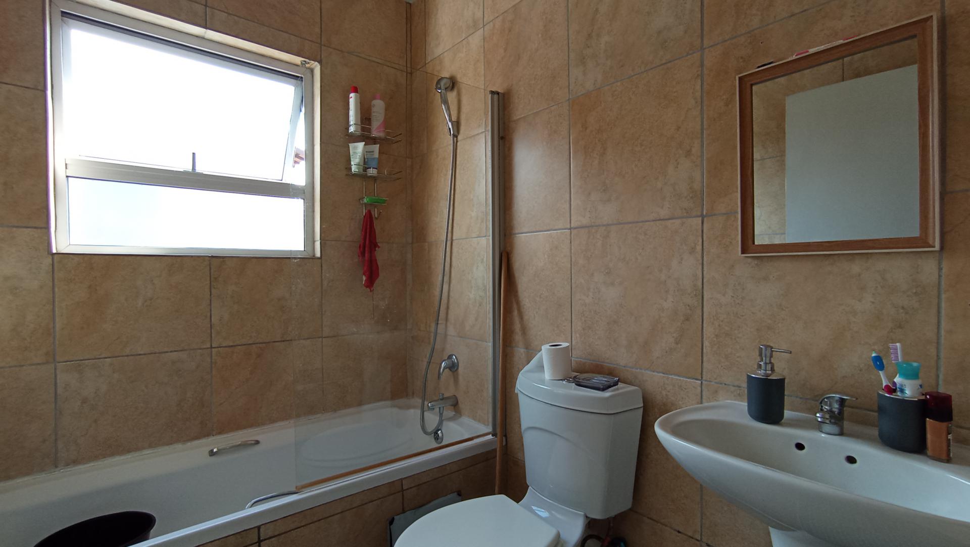 Bathroom 1 - 4 square meters of property in Lyndhurst