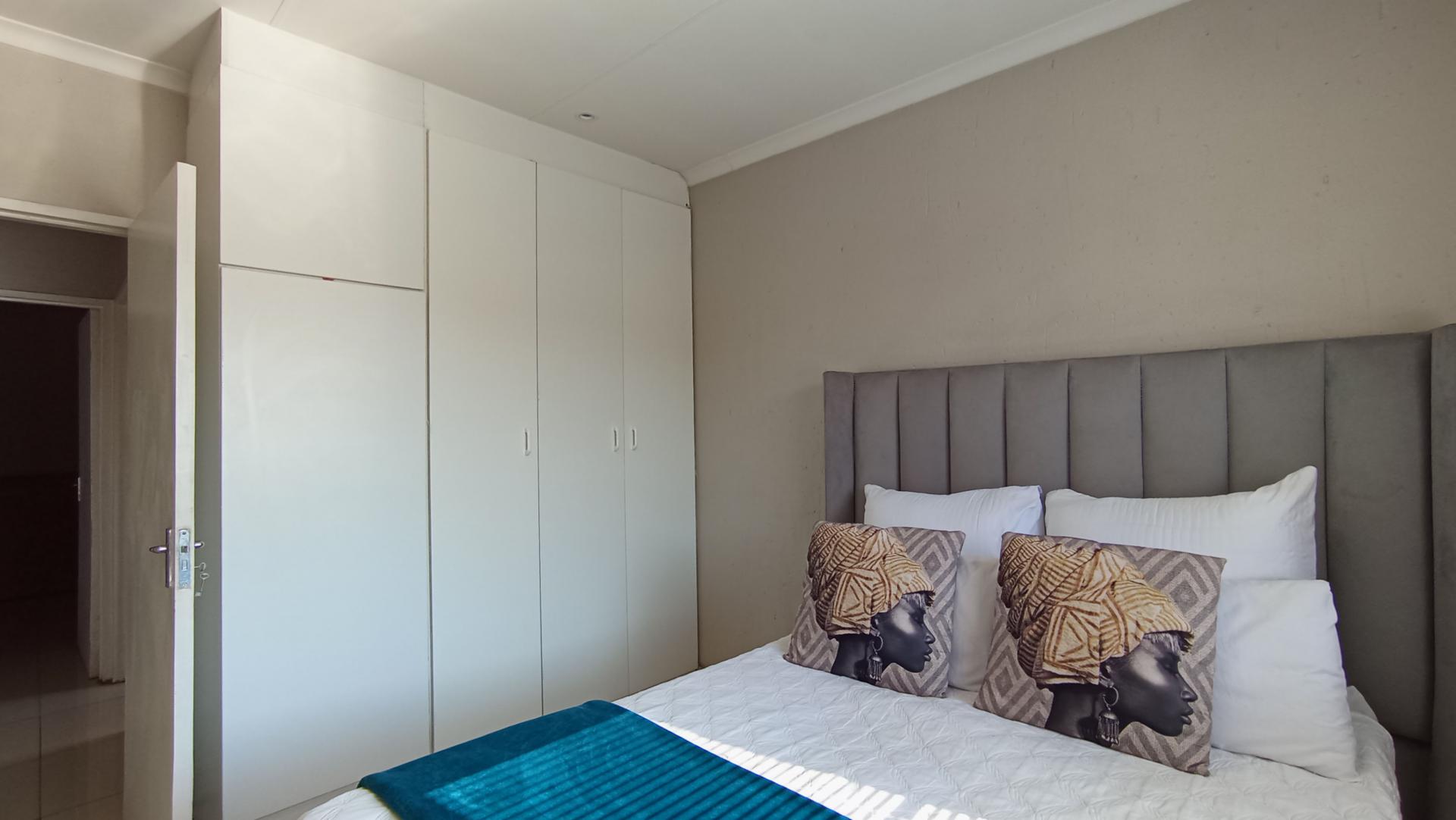 Bed Room 1 - 11 square meters of property in Lyndhurst