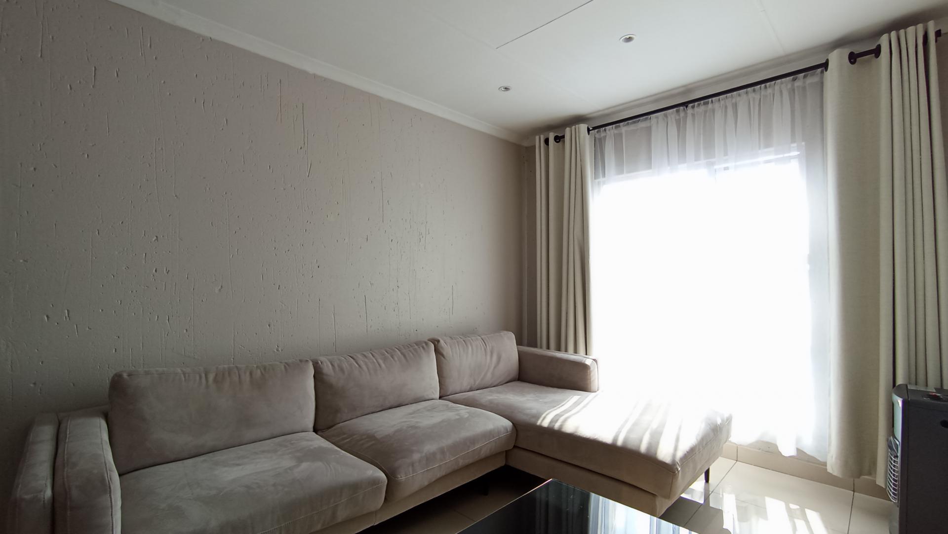 Lounges - 17 square meters of property in Lyndhurst